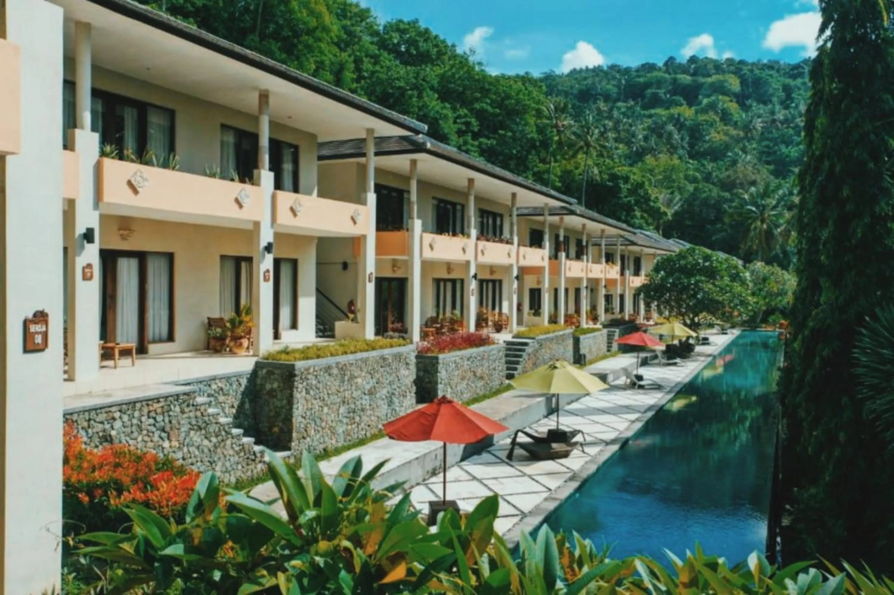 Dahlia Deluxe Double Room in Kebun Villas & Resort