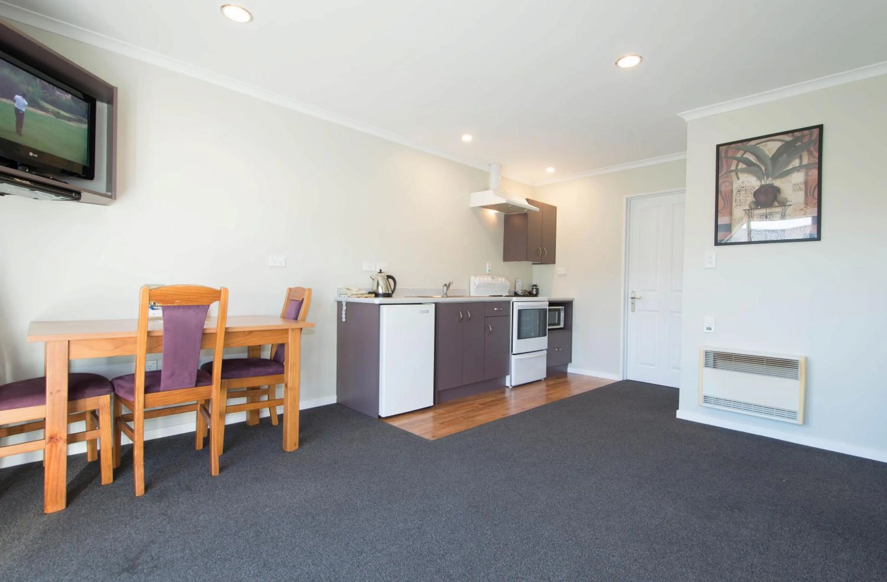 Deluxe One-Bedroom Apartment in Tower Lodge Motel