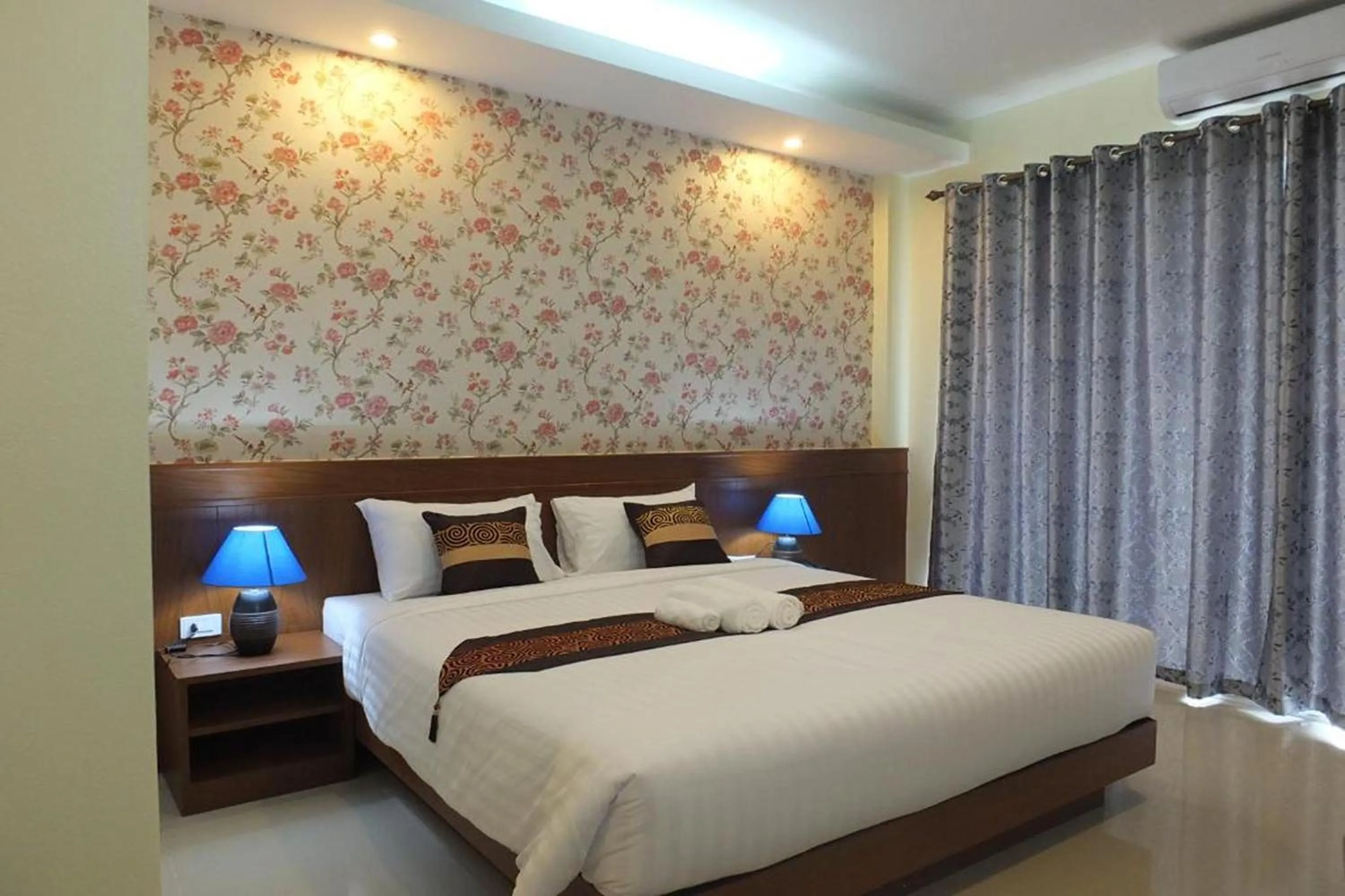 Deluxe King Room in Karnmanee Place Hotel