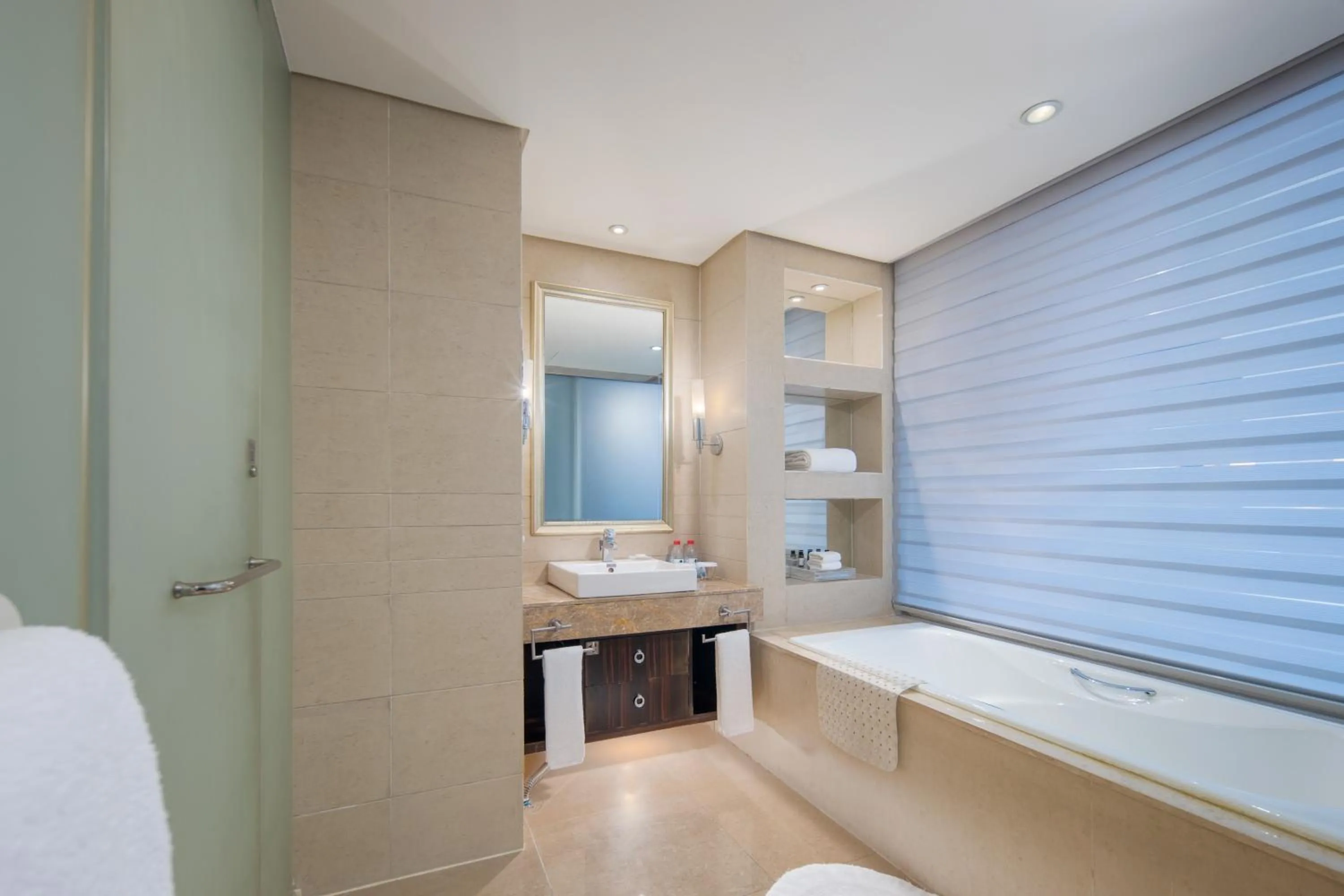 Deluxe Queen Room in Haiwaihai Grand Hotel Ma'anshan