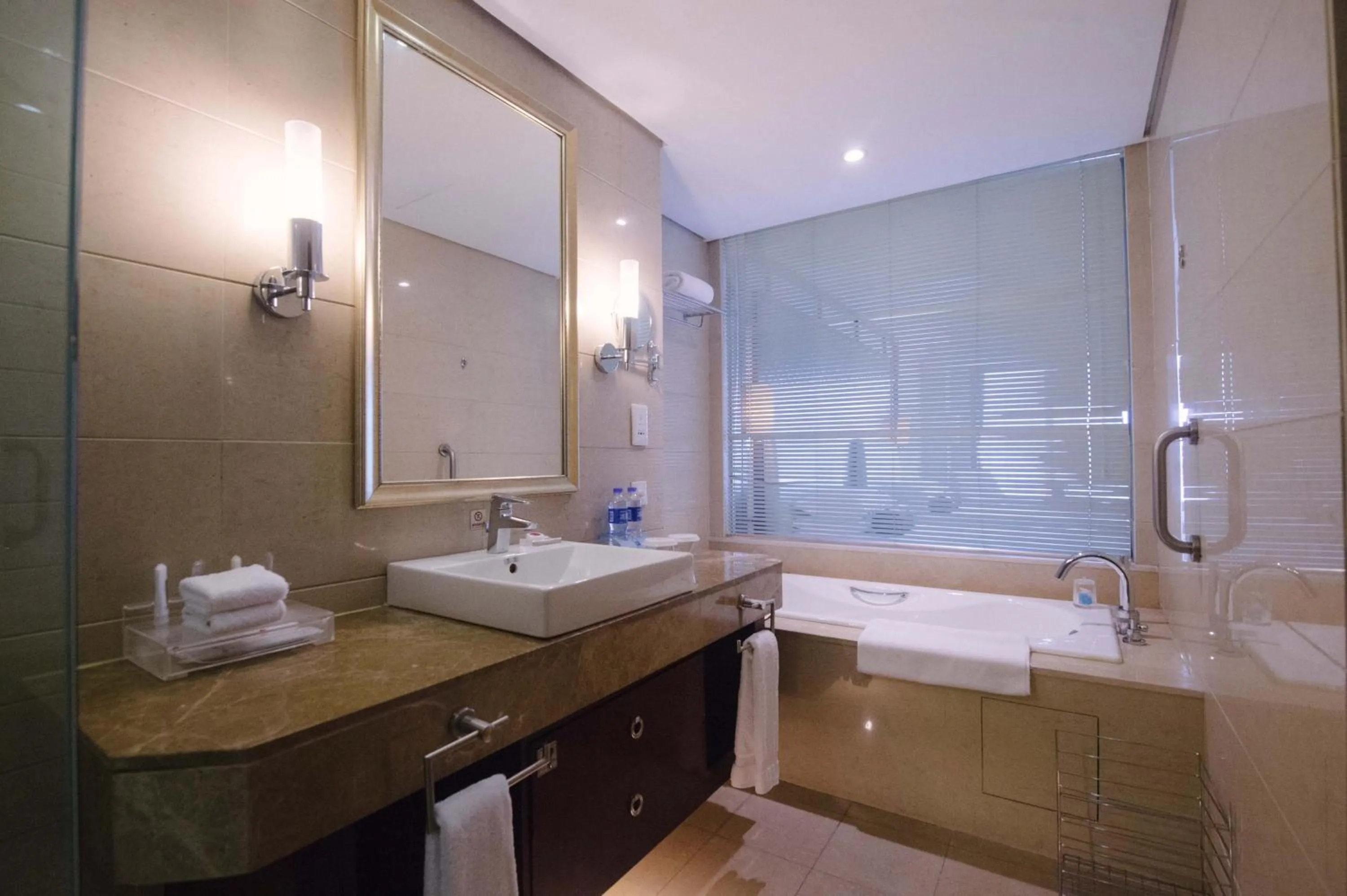 Lake View Twin Room in Haiwaihai Grand Hotel Ma'anshan