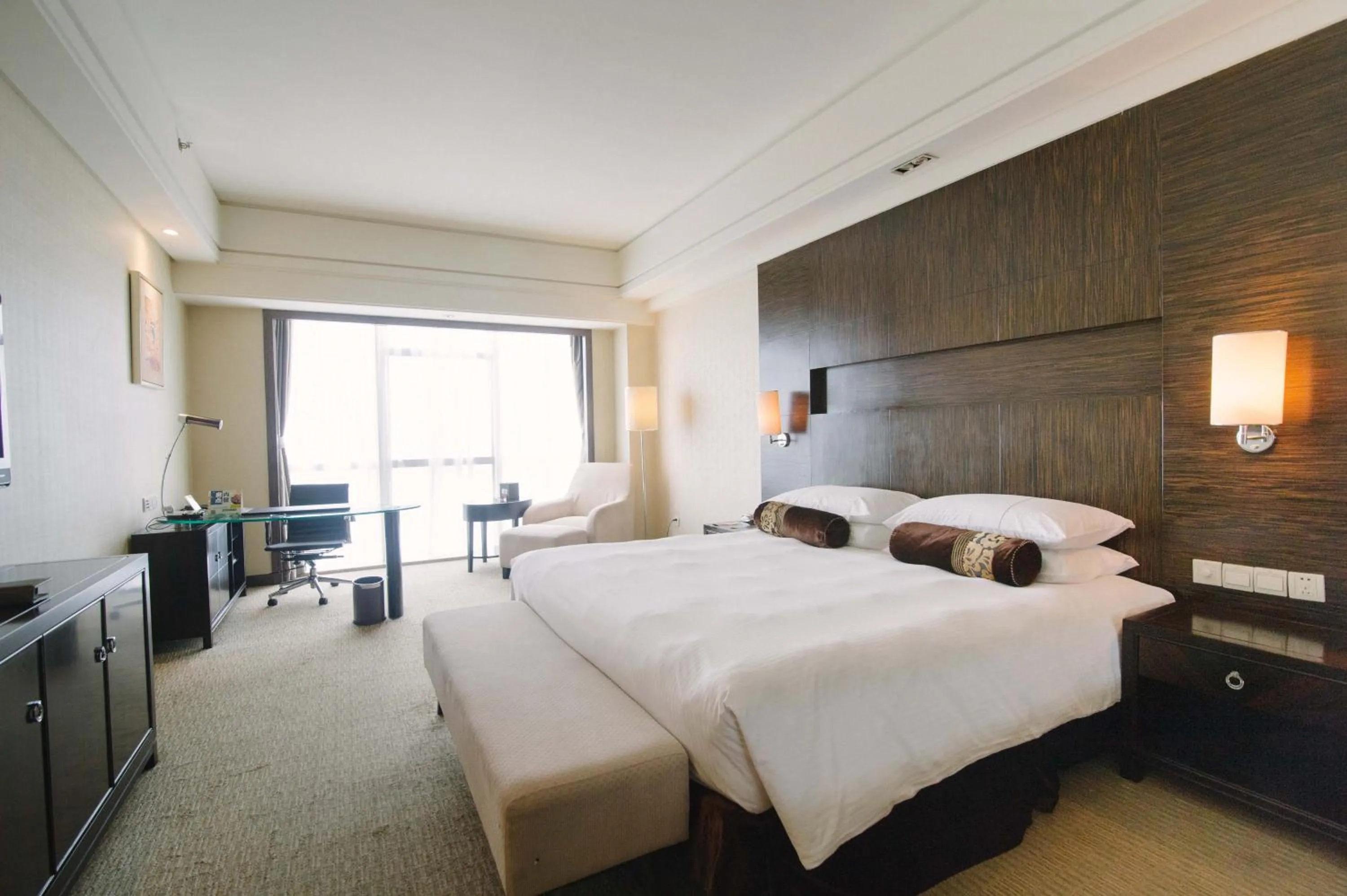 Lake View Queen Room in Haiwaihai Grand Hotel Ma'anshan