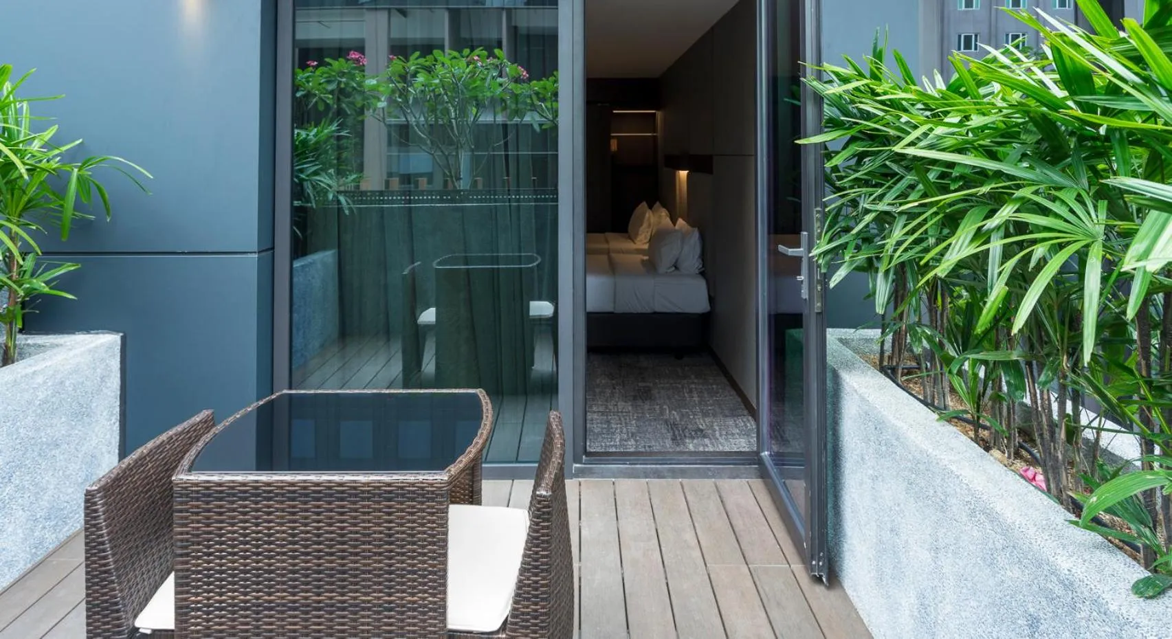 Twin Room with Balcony in Oakwood Bencoolen Singapore