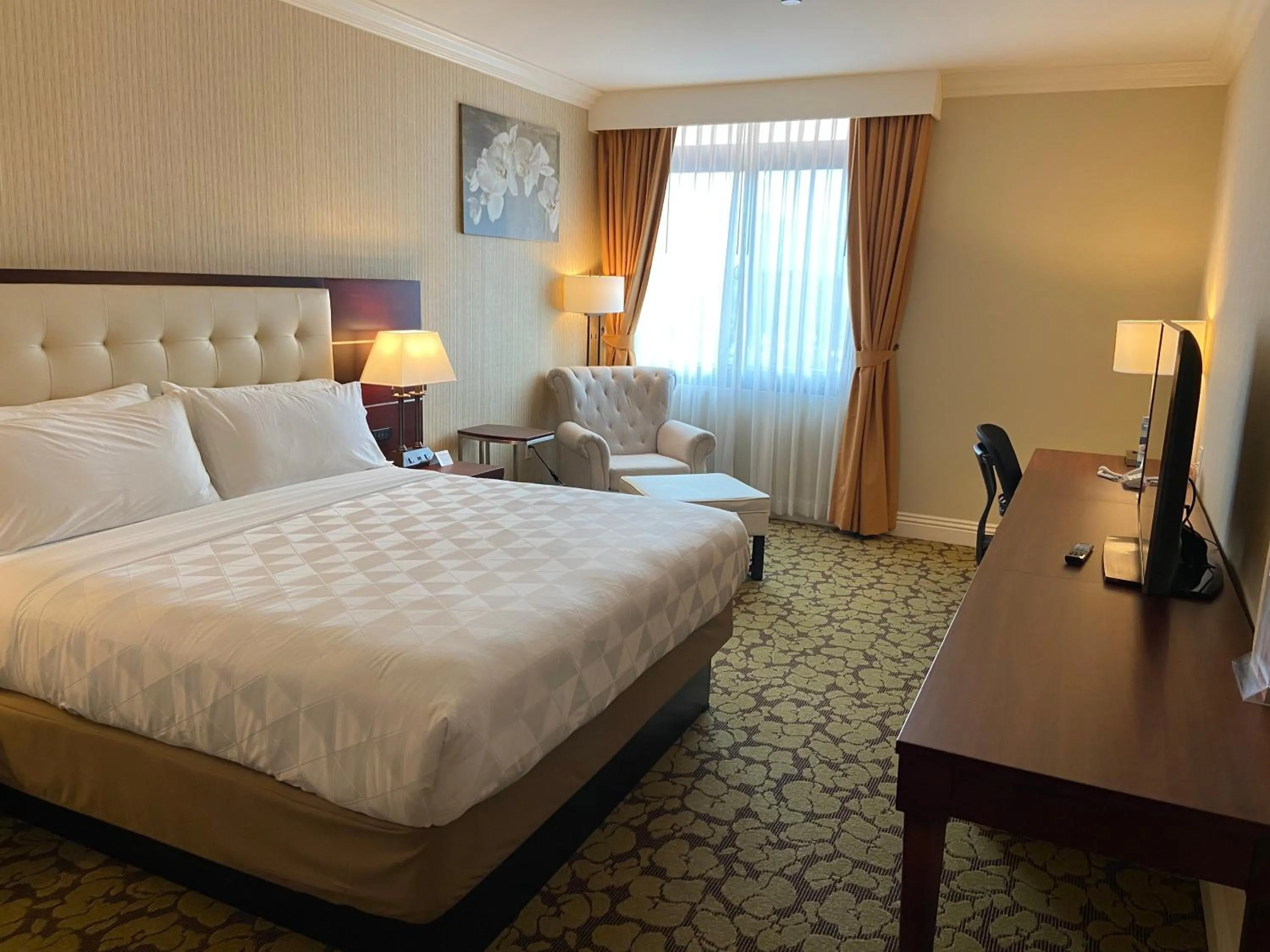 Premium King Room with Living Area in Holiday Inn El Monte - Los Angeles by IHG