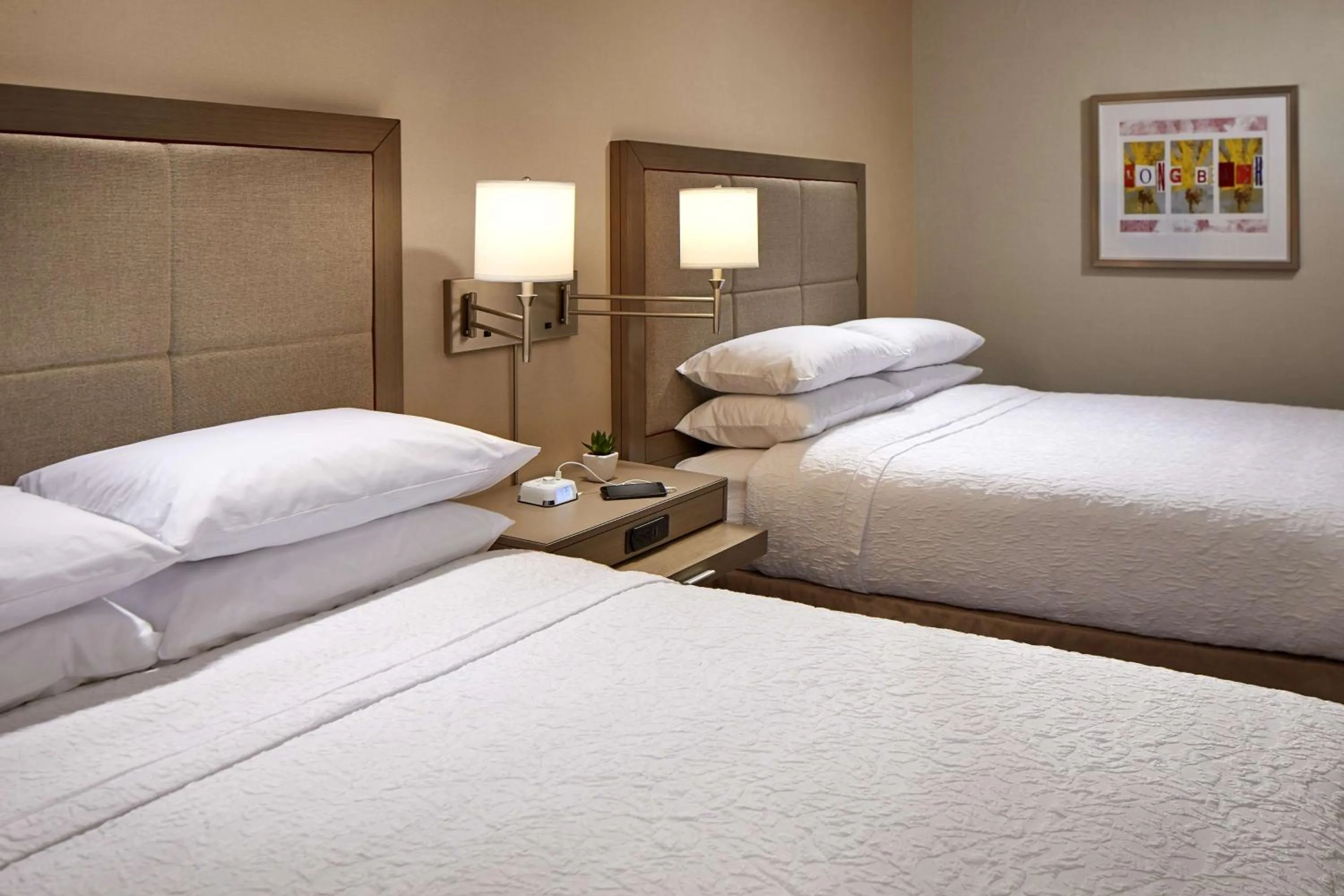 Queen Room with Two Queen Beds, Courtyard View in Hampton Inn Long Beach Airport, Ca