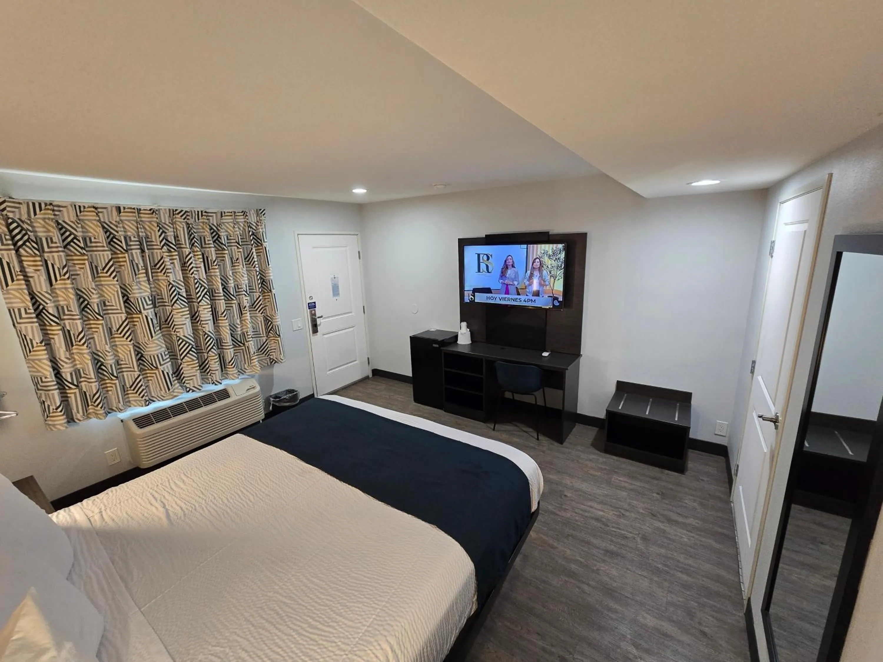 King Room with Roll-in Shower - single occupancy - Disability Access - Non-Smoking in Motel 6 Los Angeles, CA - Downtown