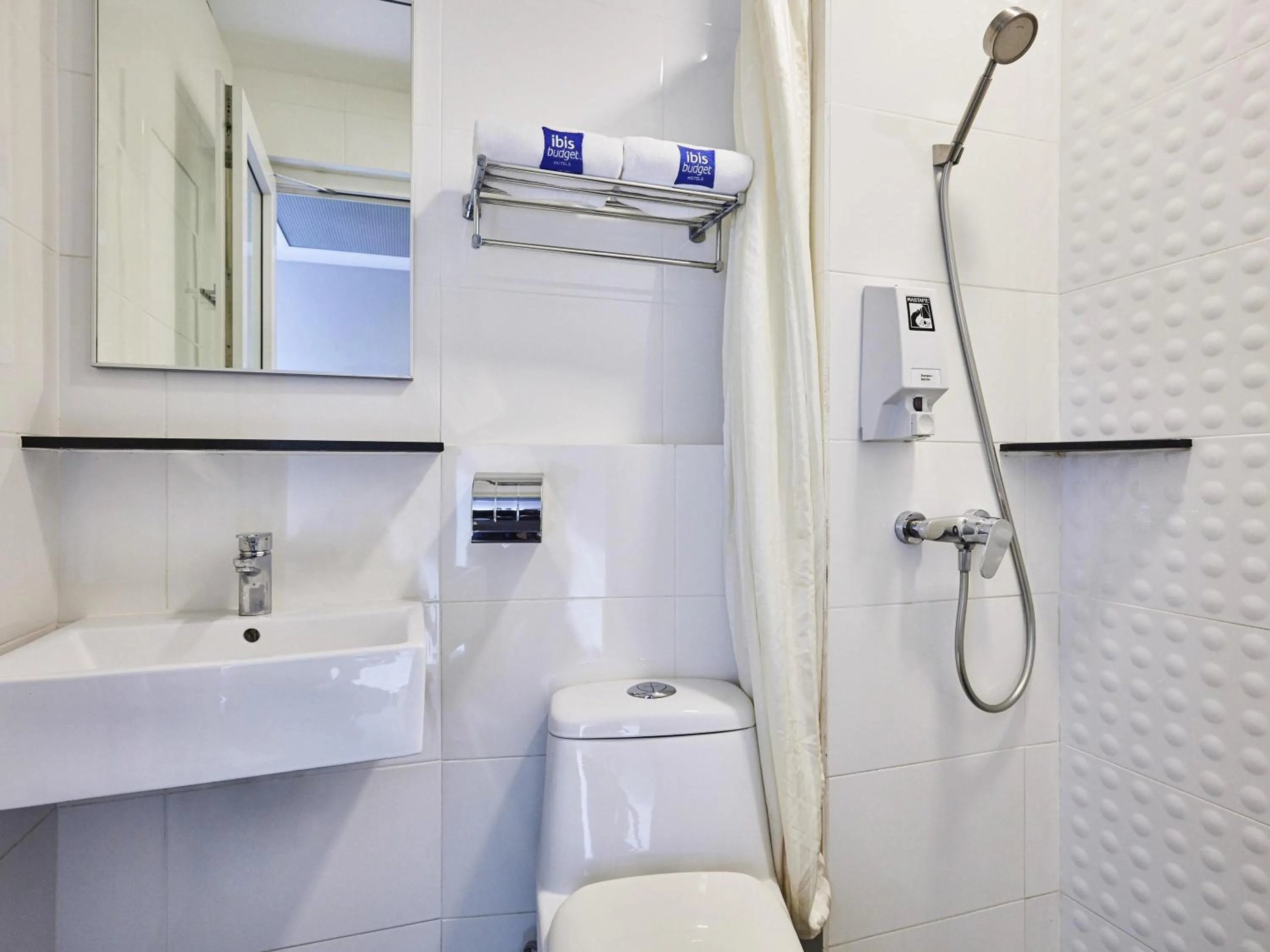 Deluxe Twin Room in ibis budget Singapore Ruby