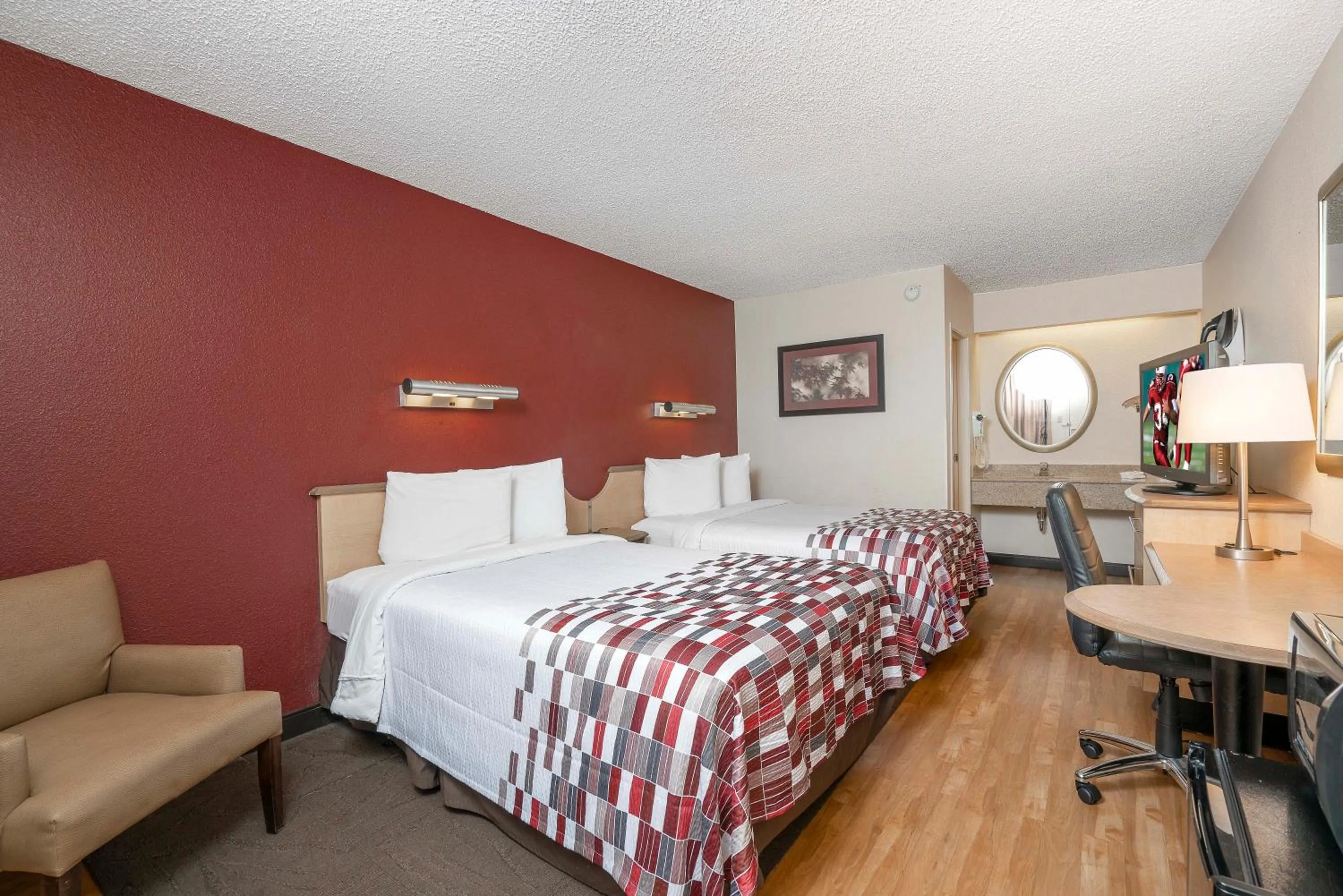 Superior King Room Disability Access Smoke Free in Red Roof Inn Detroit - Dearborn-Greenfield Village