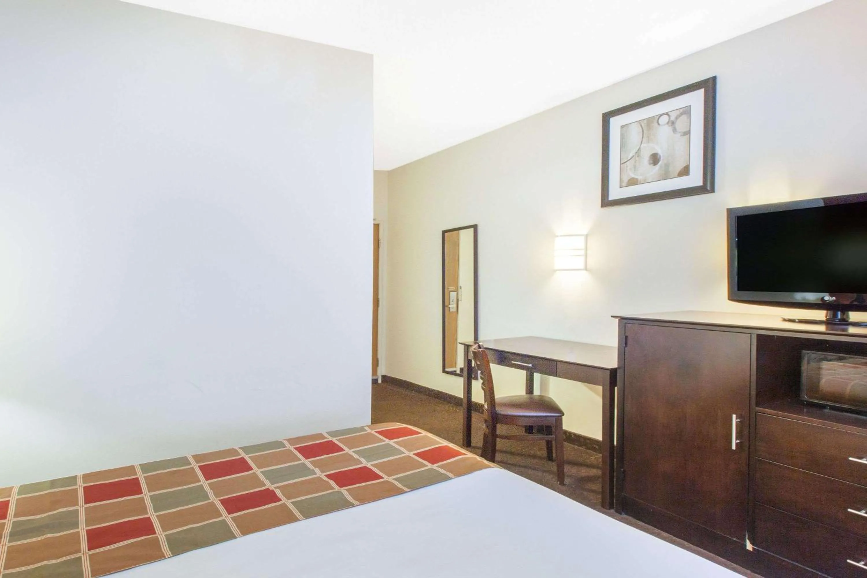 King Room - Disability Access/Non-Smoking in Travelodge by Wyndham Romulus Detroit Airport