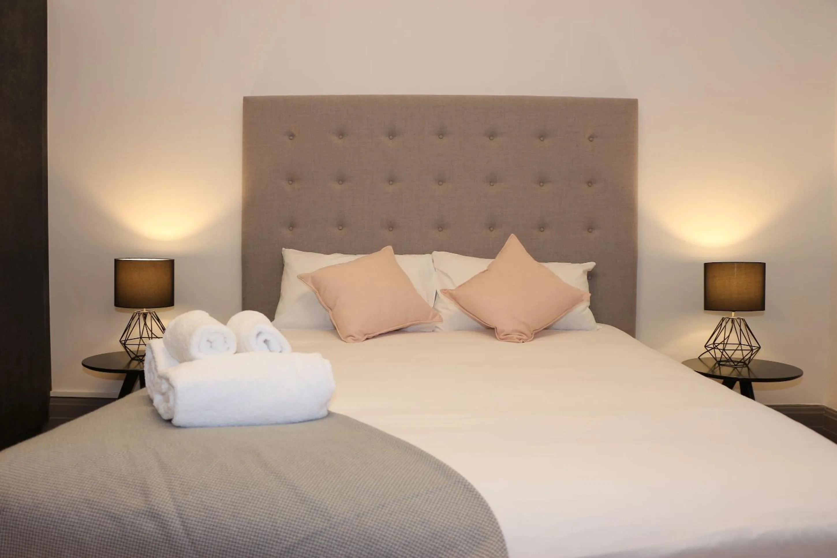 Queen Room with Shared Bathroom in Guildford Hotel