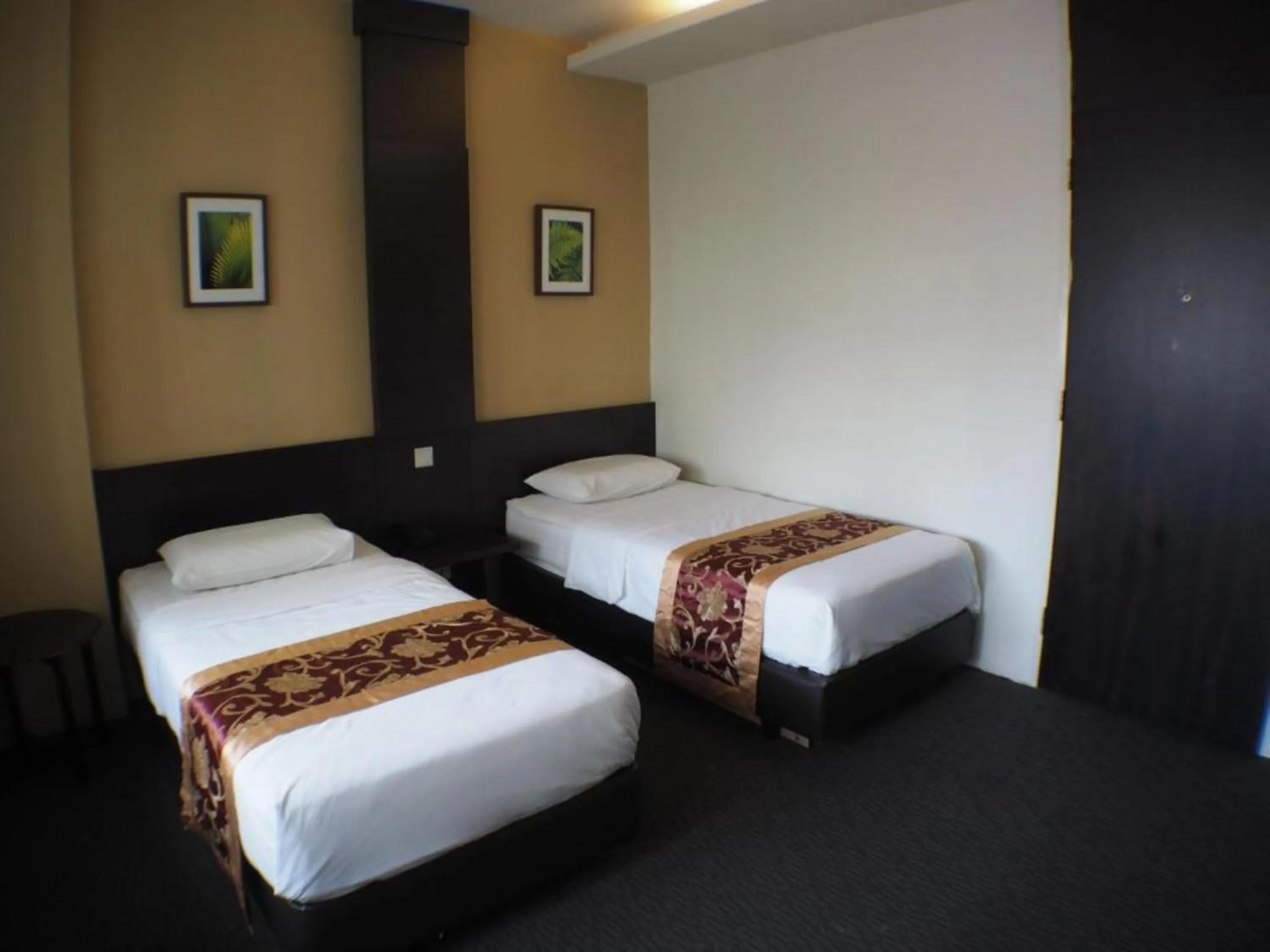 Superior Twin Room in L Hotel at Broadway