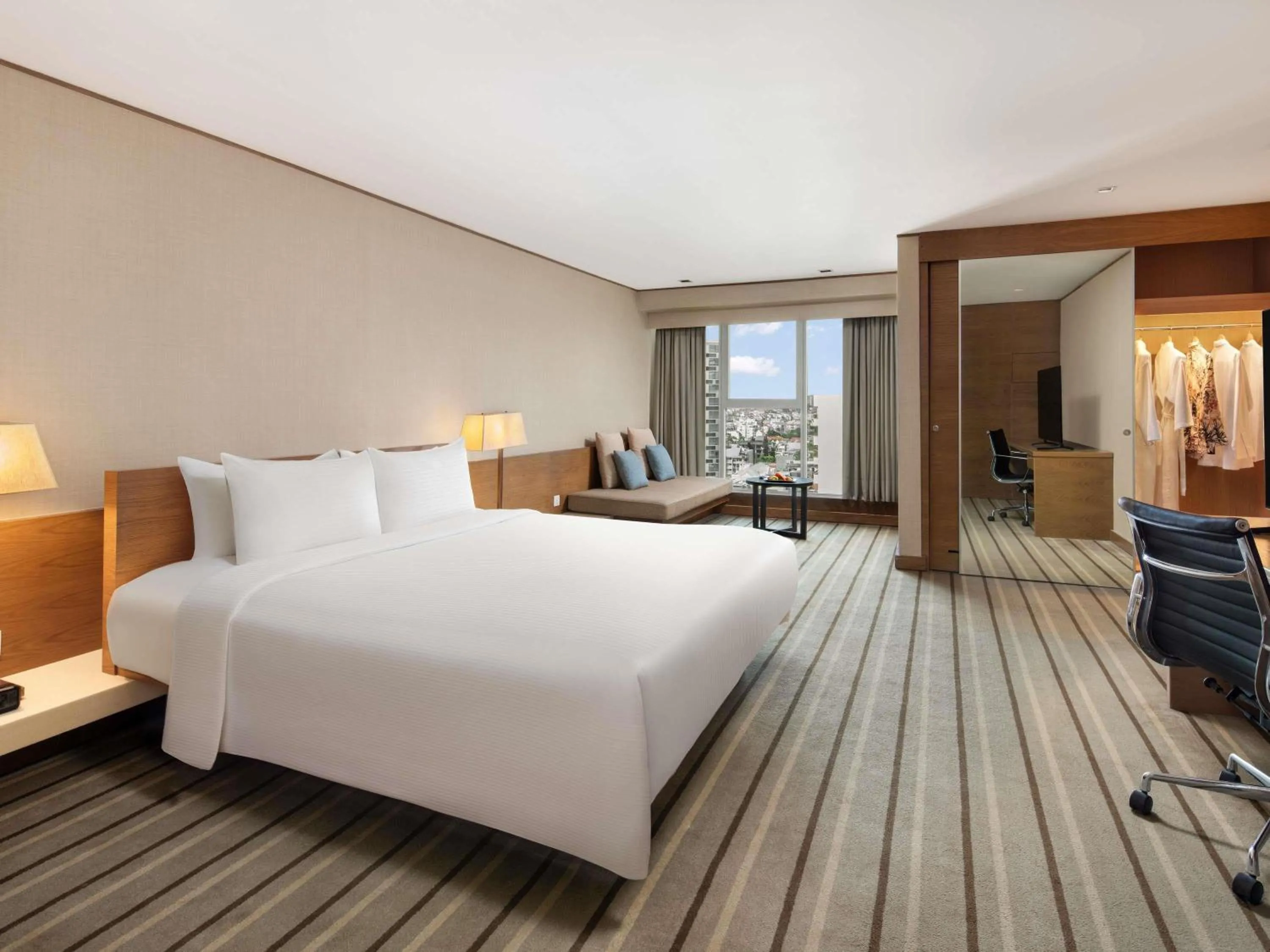 Studio Suite, 1 King Bed, Club Access in Grand Mercure Singapore Roxy