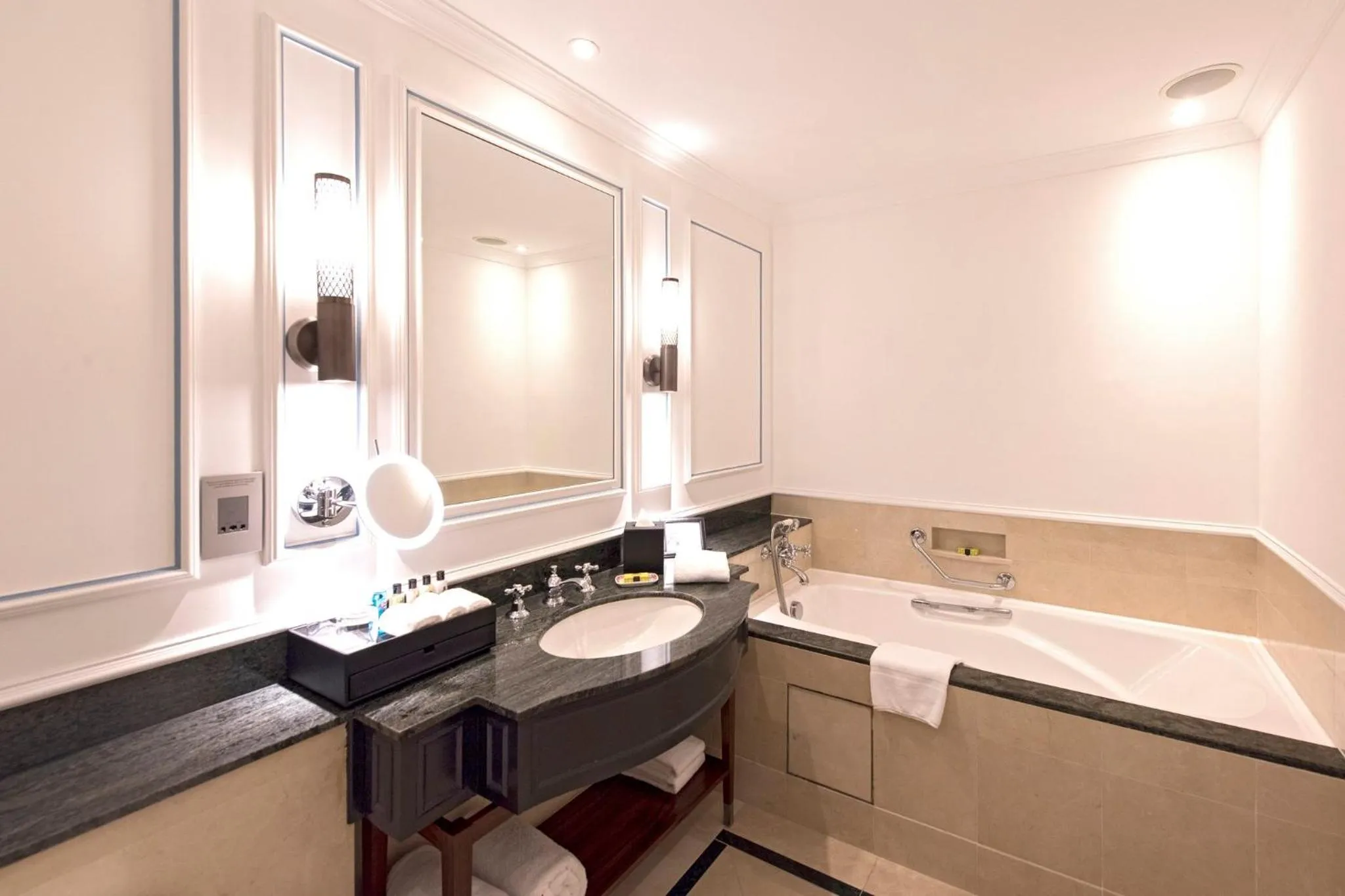 One-Bedroom Suite in InterContinental Singapore by IHG