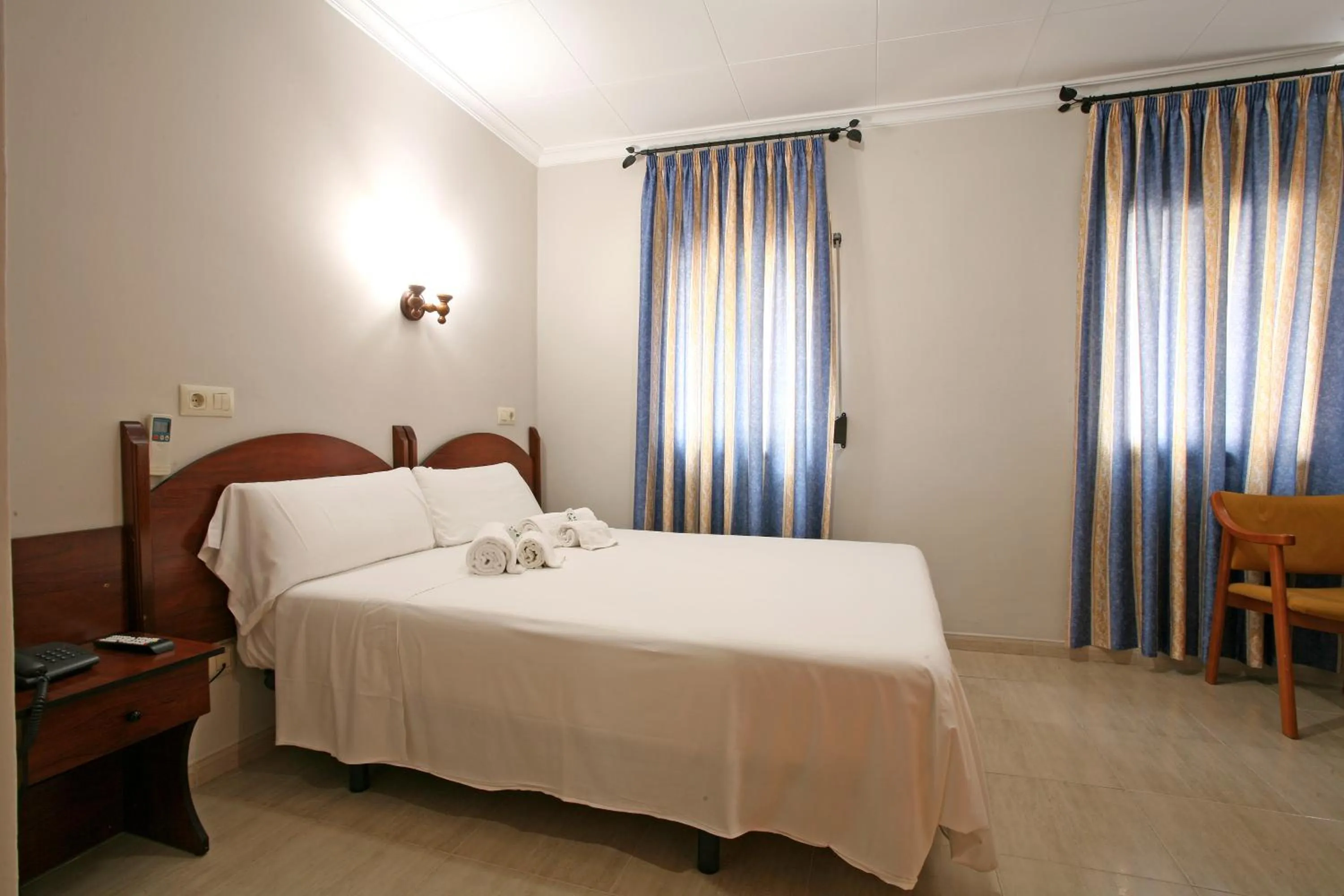 Queen Room - Disability Access in Hotel Canadá