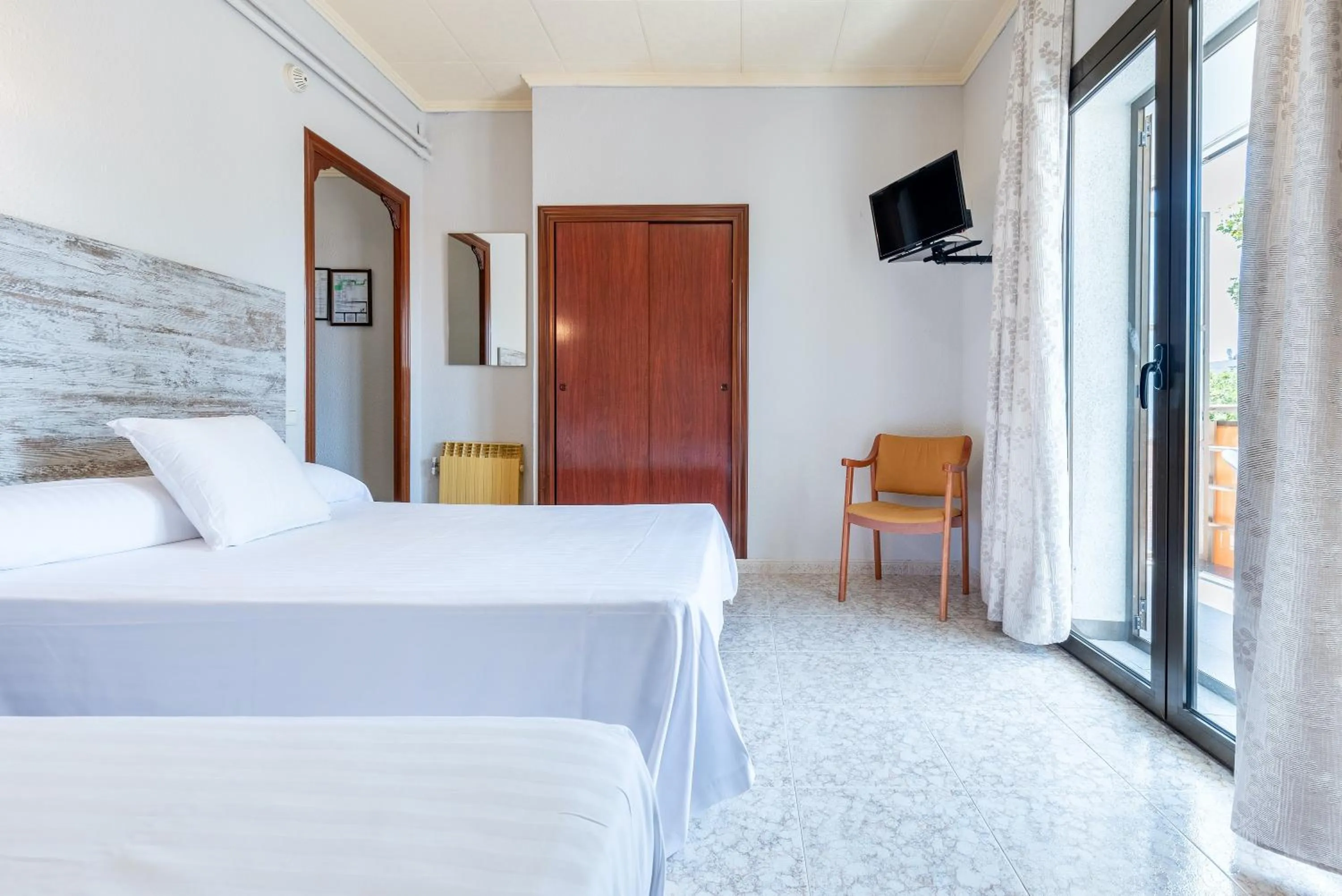 Double Room with Extra Bed in Hotel Canadá