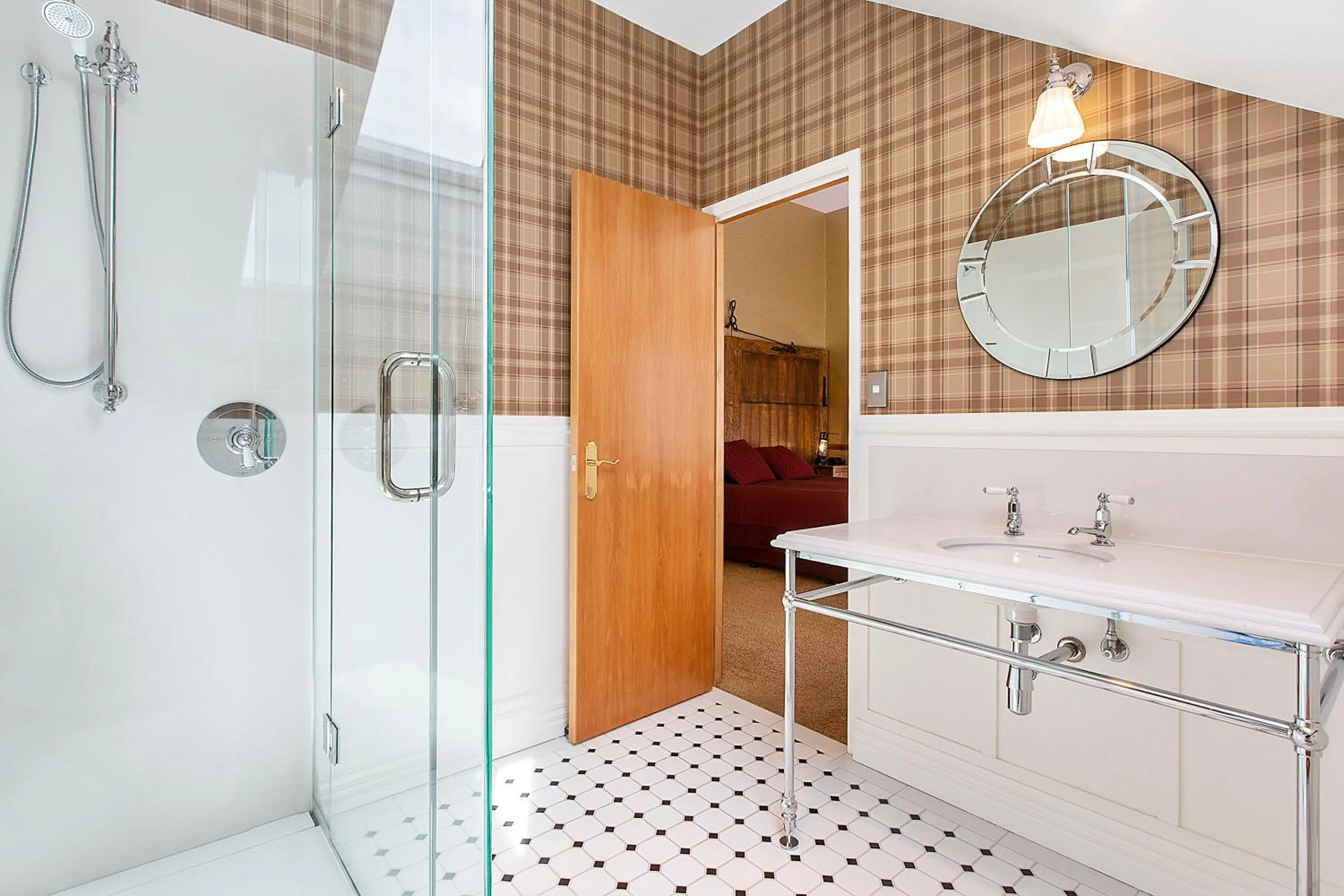 Lodge - Queen Room in Larnach Lodge & Stable Stay