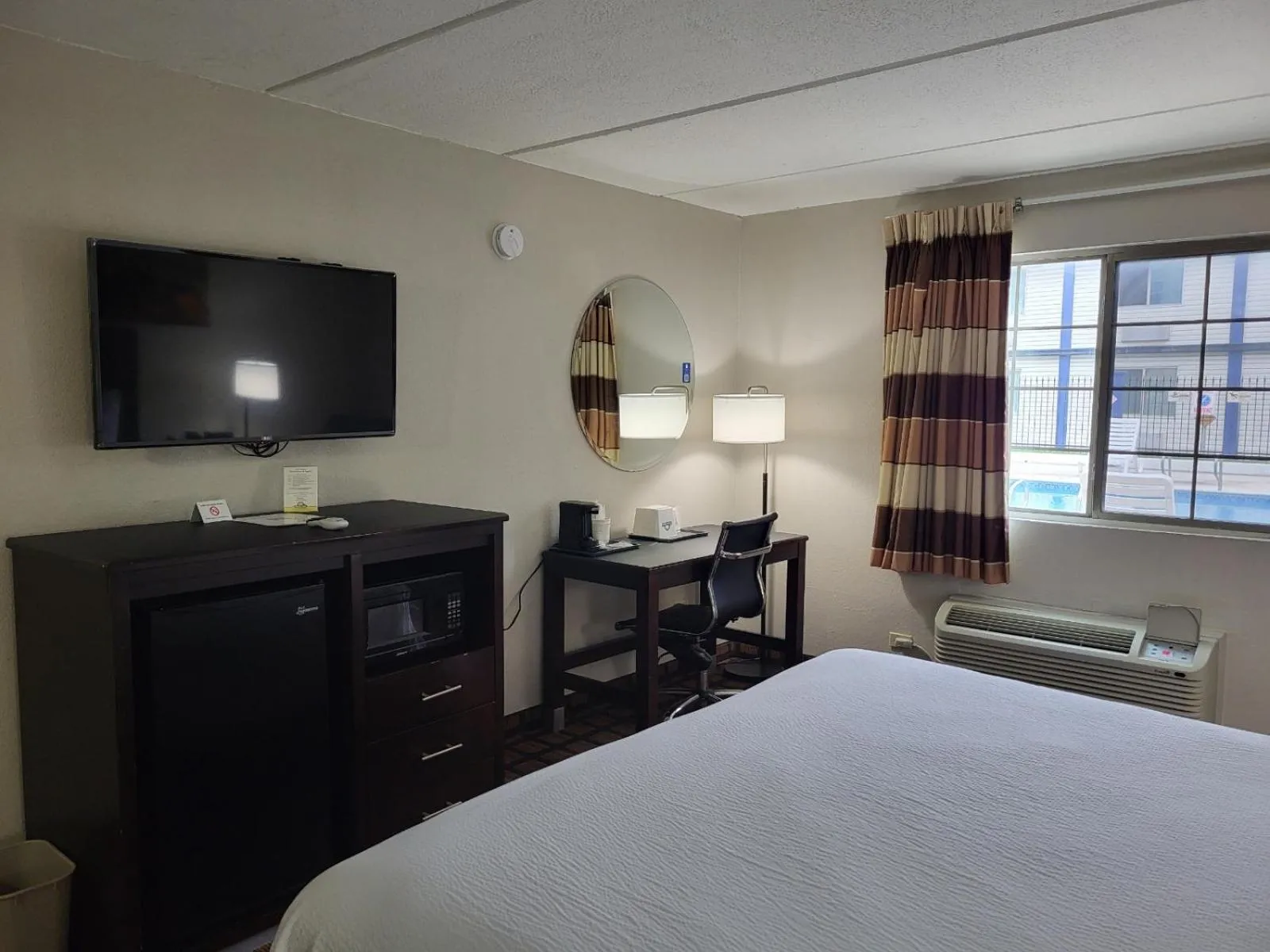 King Room with Bath Tub - Mobility/Hearing Accessible - Non-Smoking in Days Inn & Suites by Wyndham Laredo