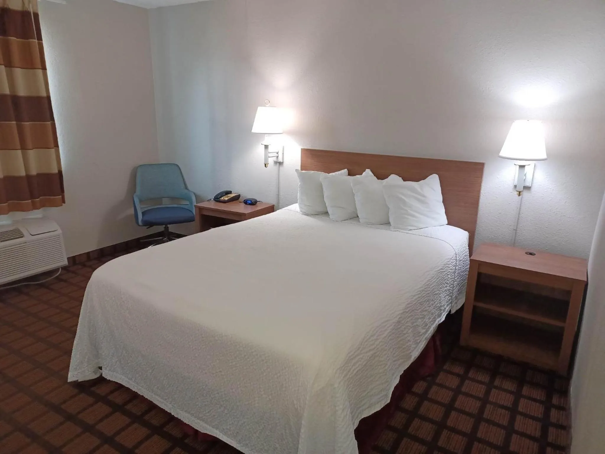 Queen Room - Smoking in Days Inn & Suites by Wyndham Laredo