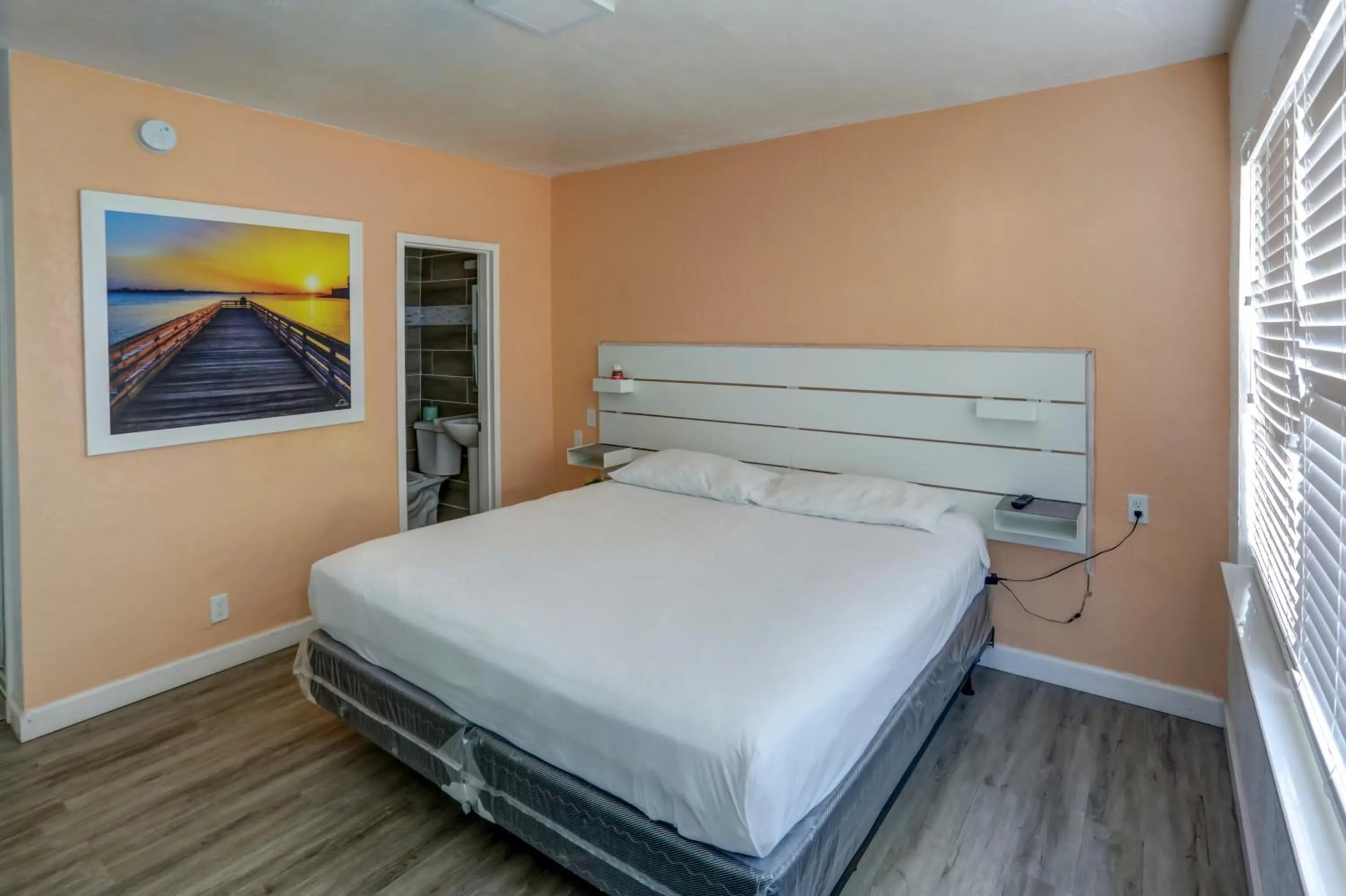 Standard Queen Room in Beach and Town Motel