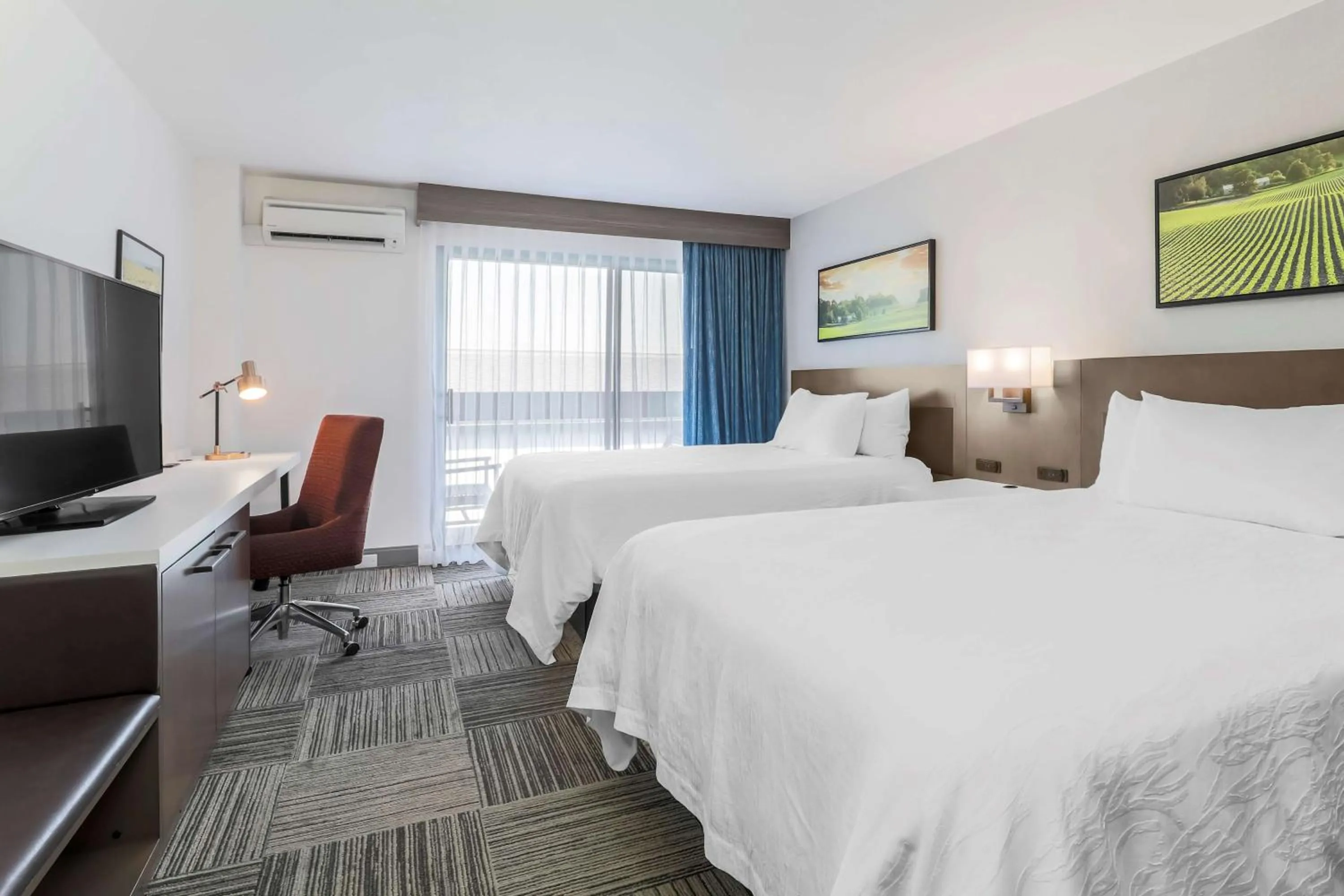 Queen Room with Two Queen Beds - Hearing Access in Hilton Garden Inn Davis Downtown