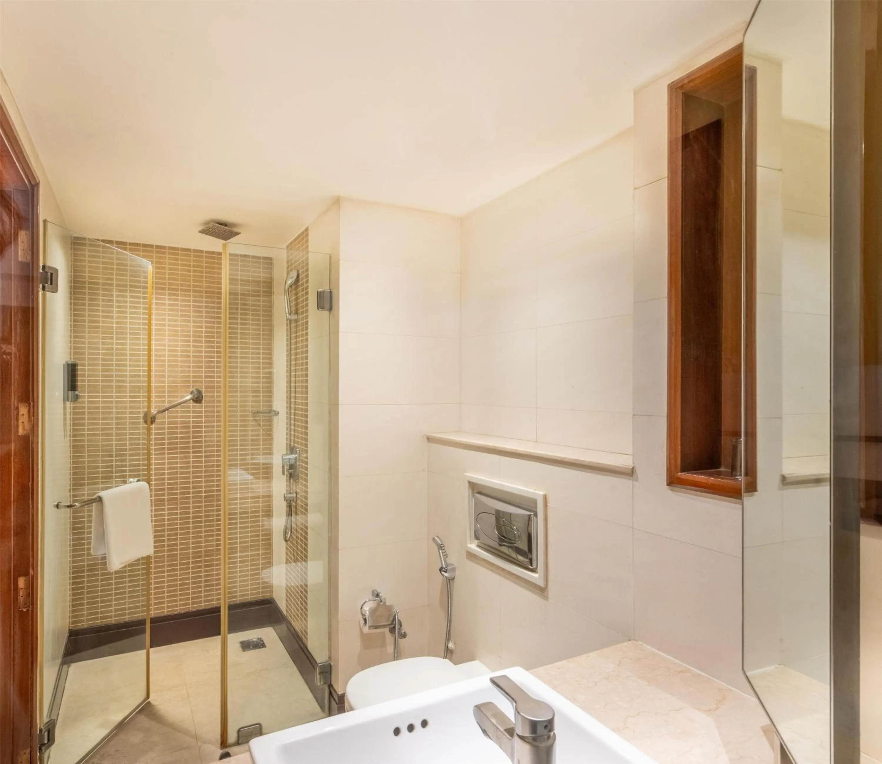 Deluxe Double Room with early check in at 10:30AM and late check out at 3PM,  with 10% discount on food and soft beverages in Park Inn Gurgaon