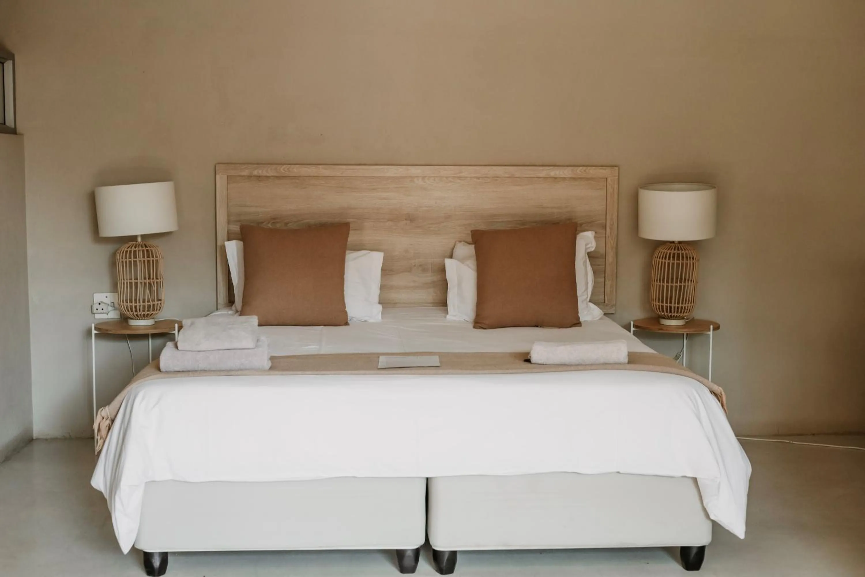 Deluxe King Suite - single occupancy in Lighthouse Guesthouse & Cafe