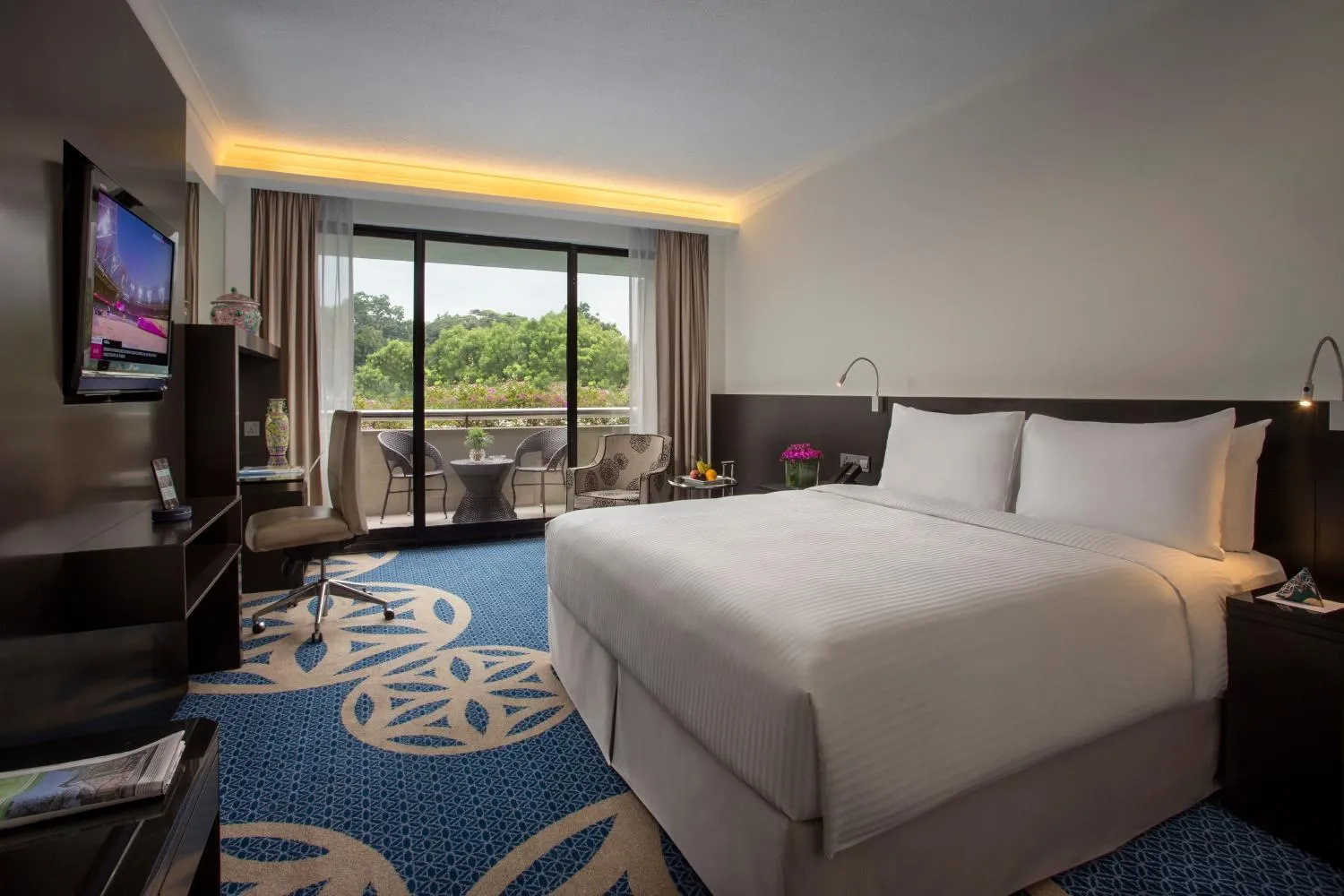 Deluxe Double Room with Balcony in Concorde Hotel Singapore