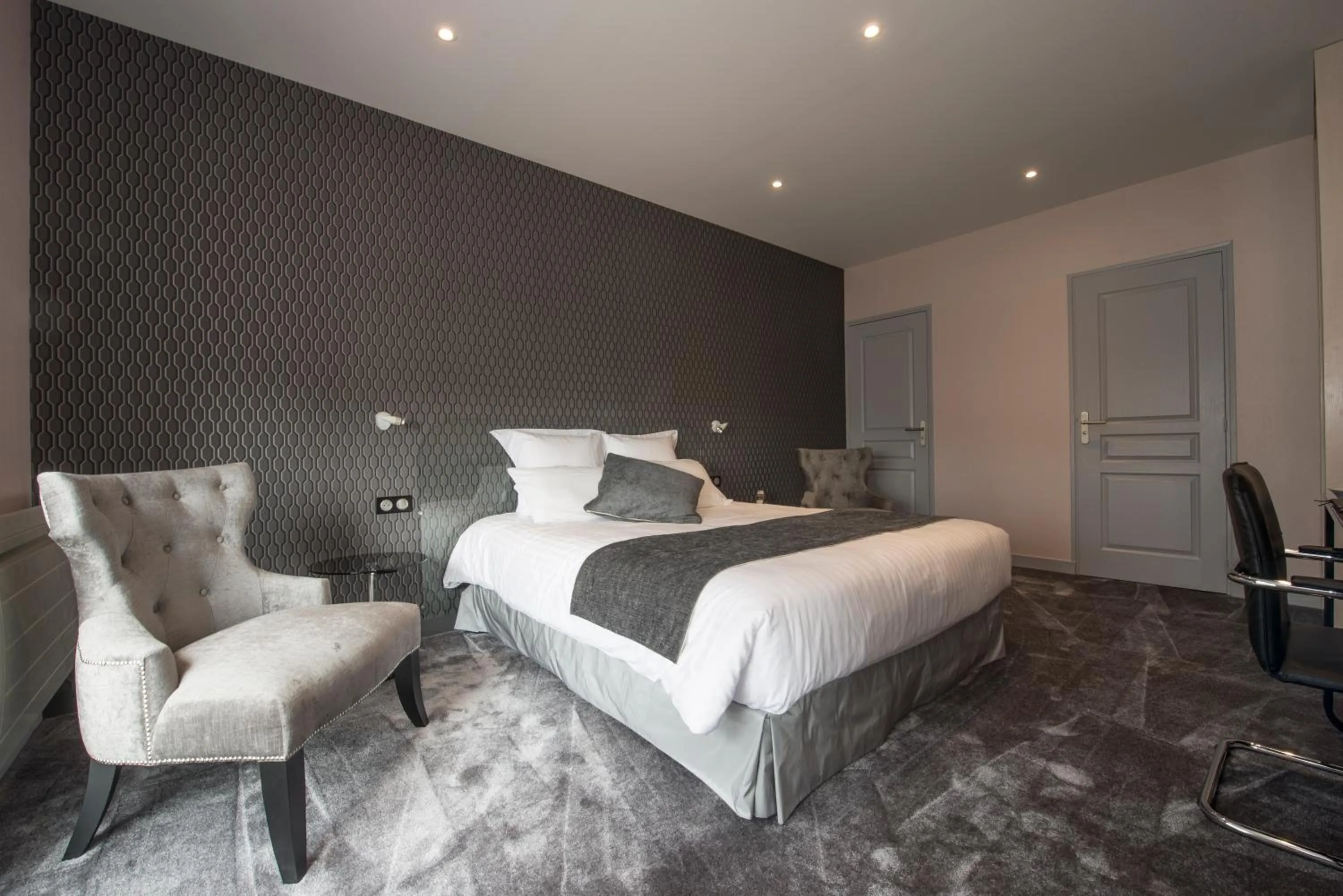 Large Double Room in Logis Auberge Bienvenue