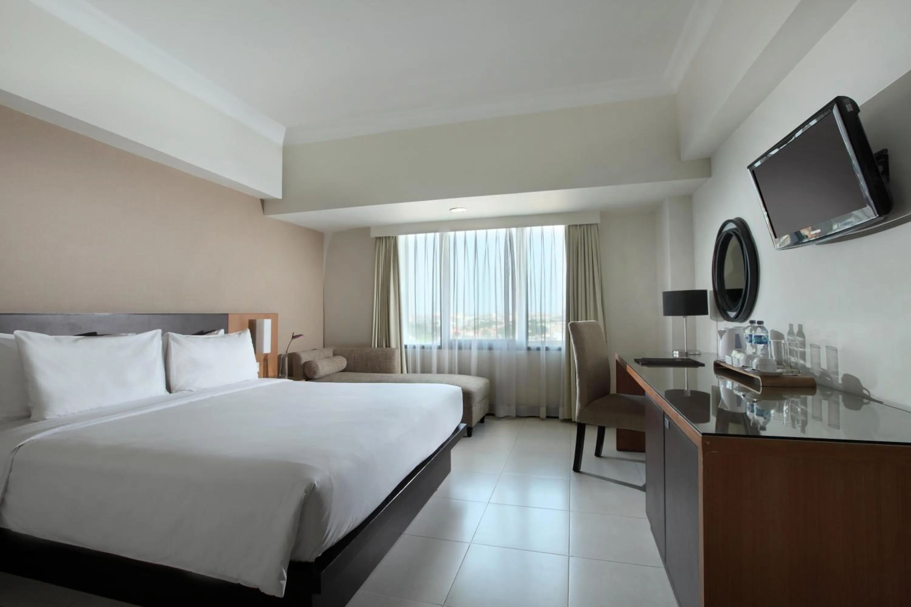 Deluxe Executive King Room in Hotel Santika Pandegiling - Surabaya