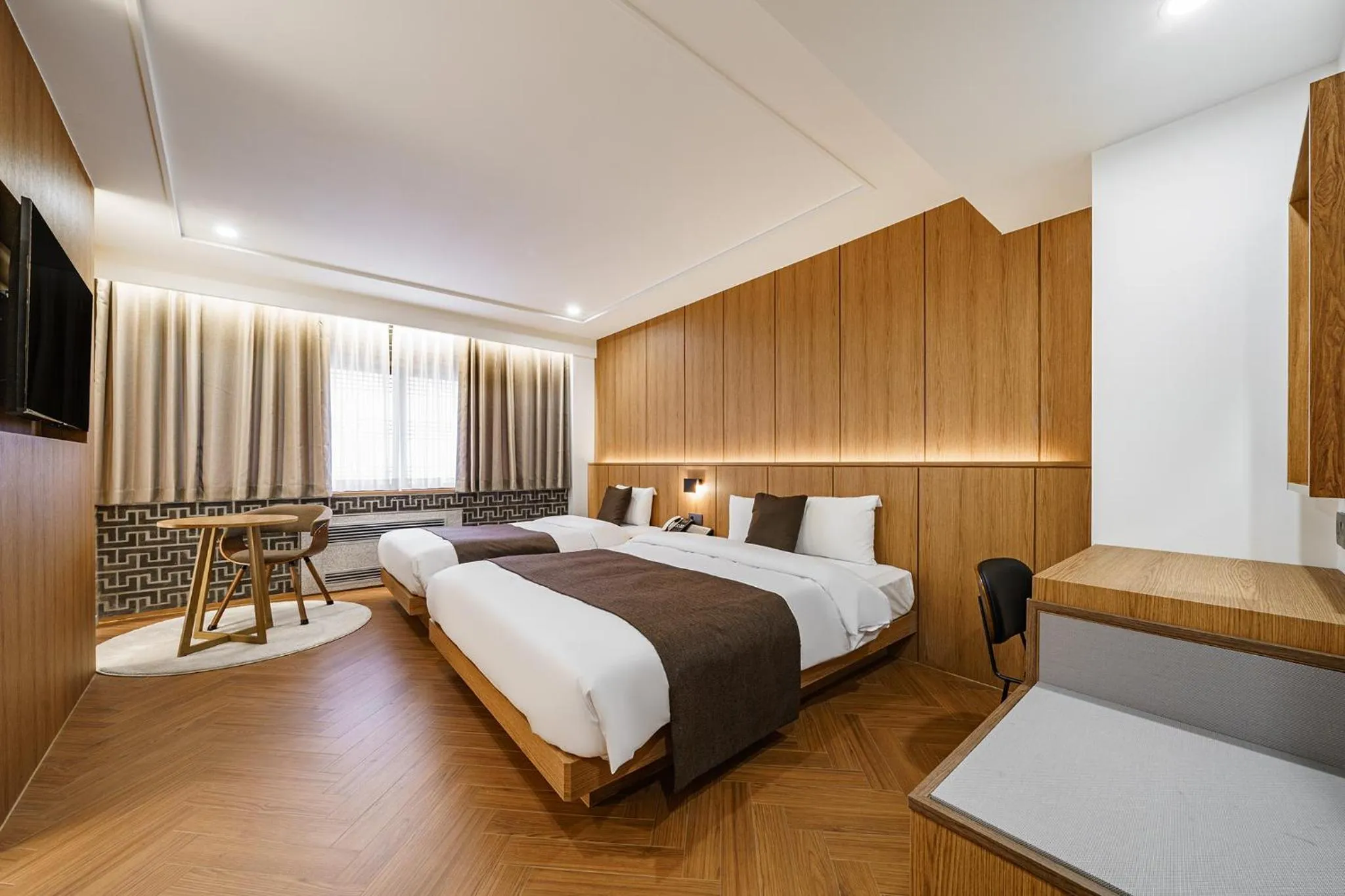 Premier Deluxe Twin Room in Commodore Hotel Busan