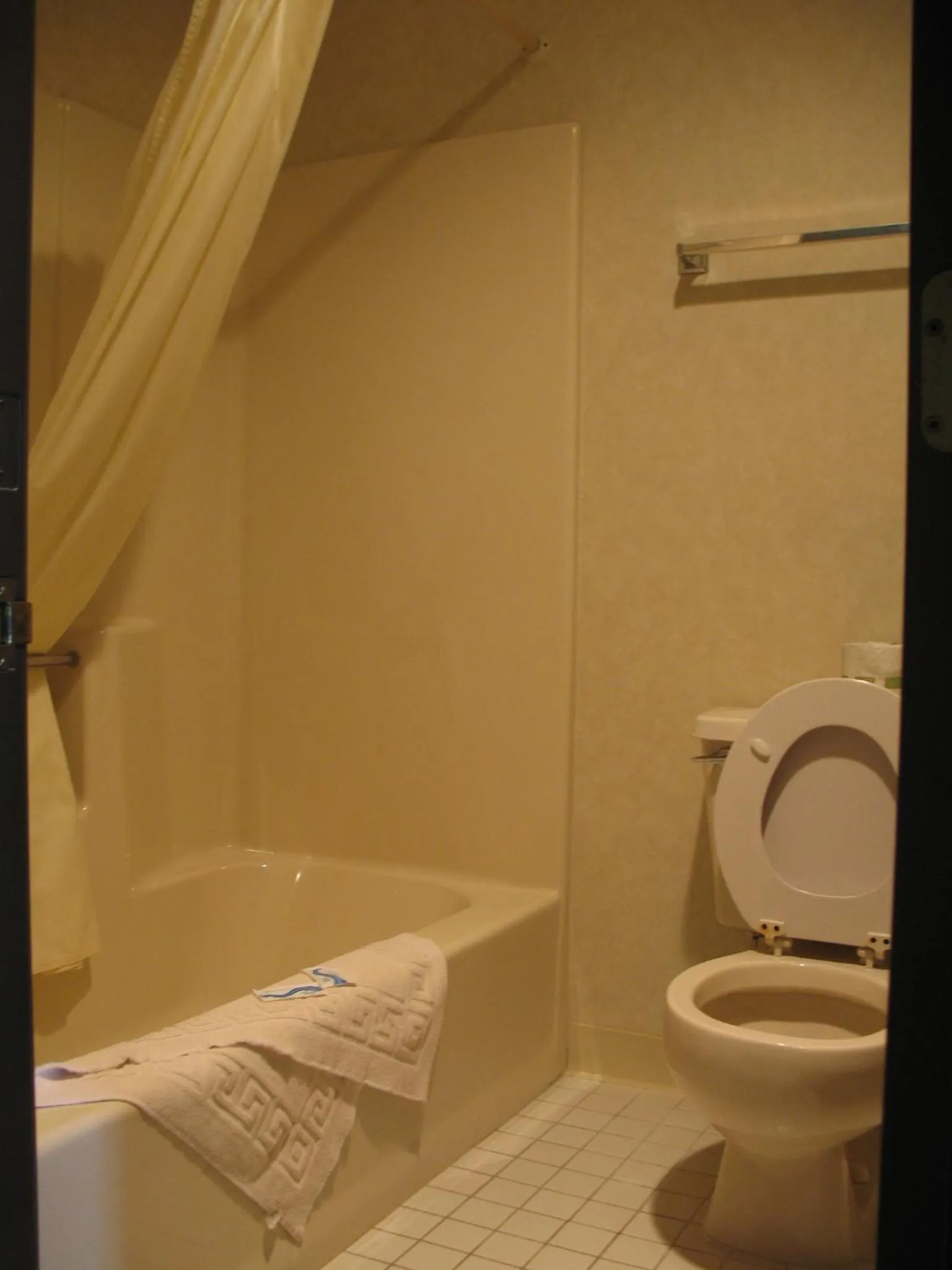 Accessible Room, 1 King Bed, Jetted tub in Great Lakes Inn Mackinaw City