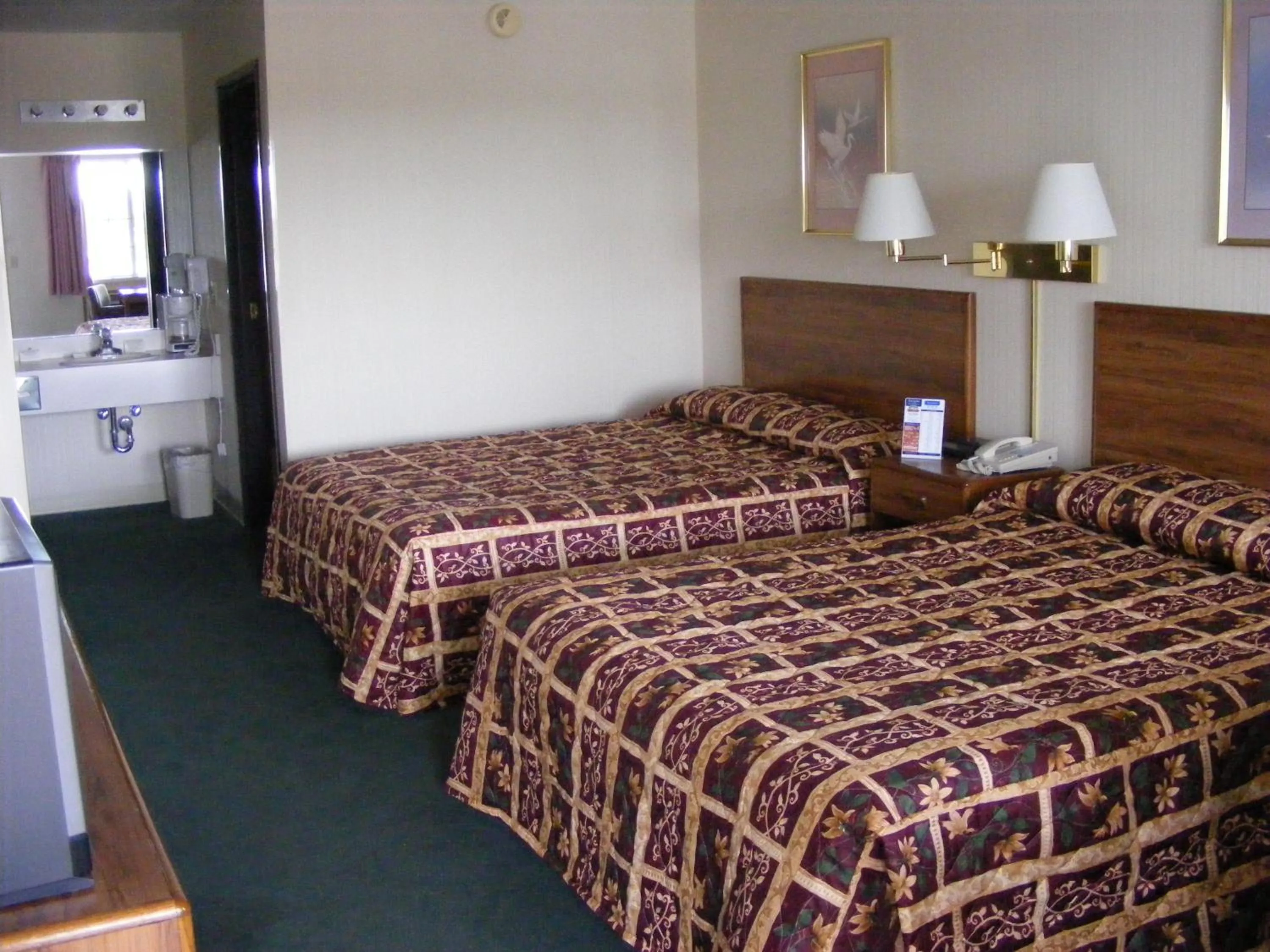 Standard Double Full Room - single occupancy - Pet Friendly  in Great Lakes Inn Mackinaw City