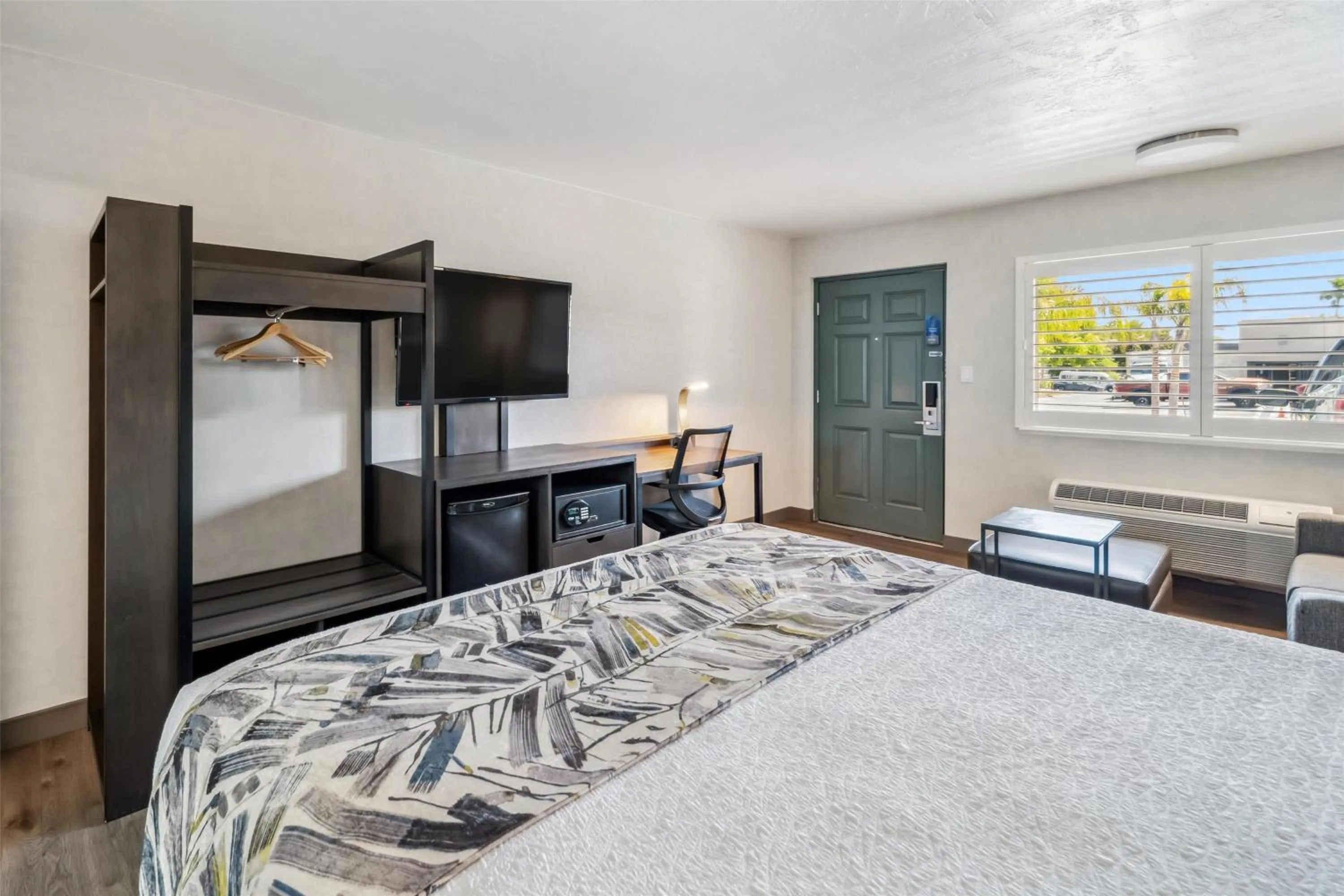 Executive King Room with Sofa Bed - Poolside in Best Western Plus Hilltop Inn