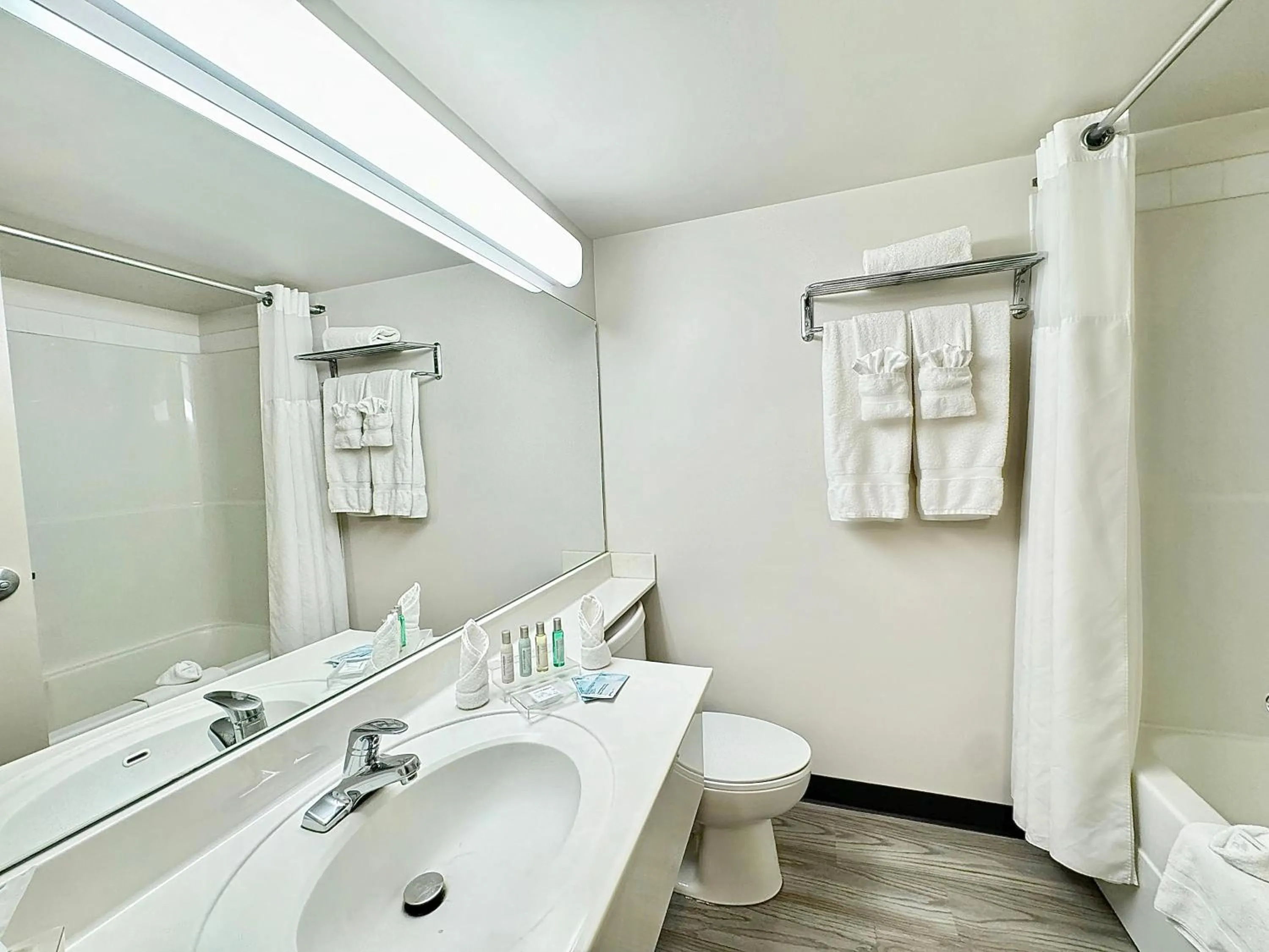 Superior King Room in Divya Sutra Plaza and Conference Centre Calgary Airport