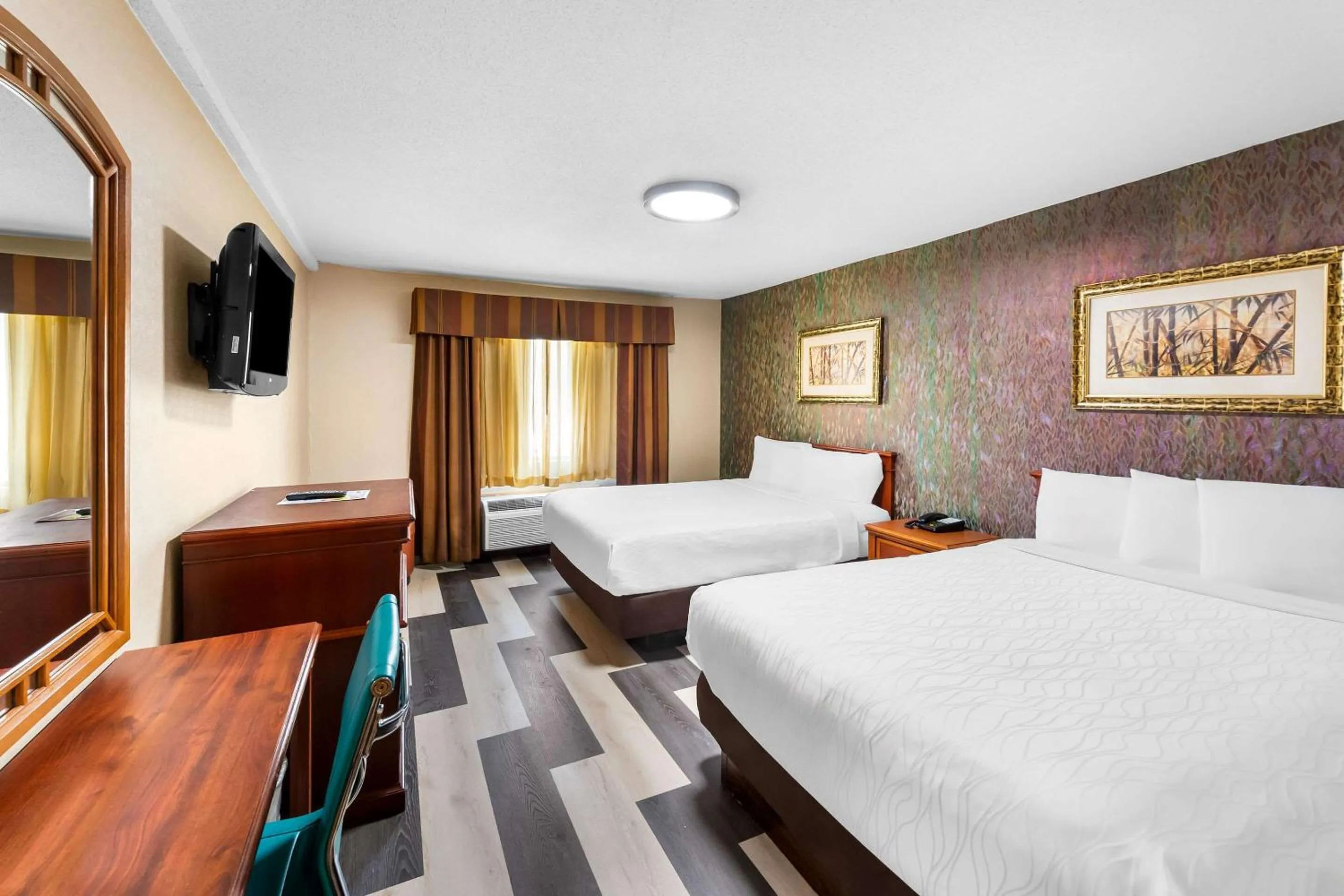 Queen Room with Two Queen Beds - Non-Smoking in Rodeway Inn Capri