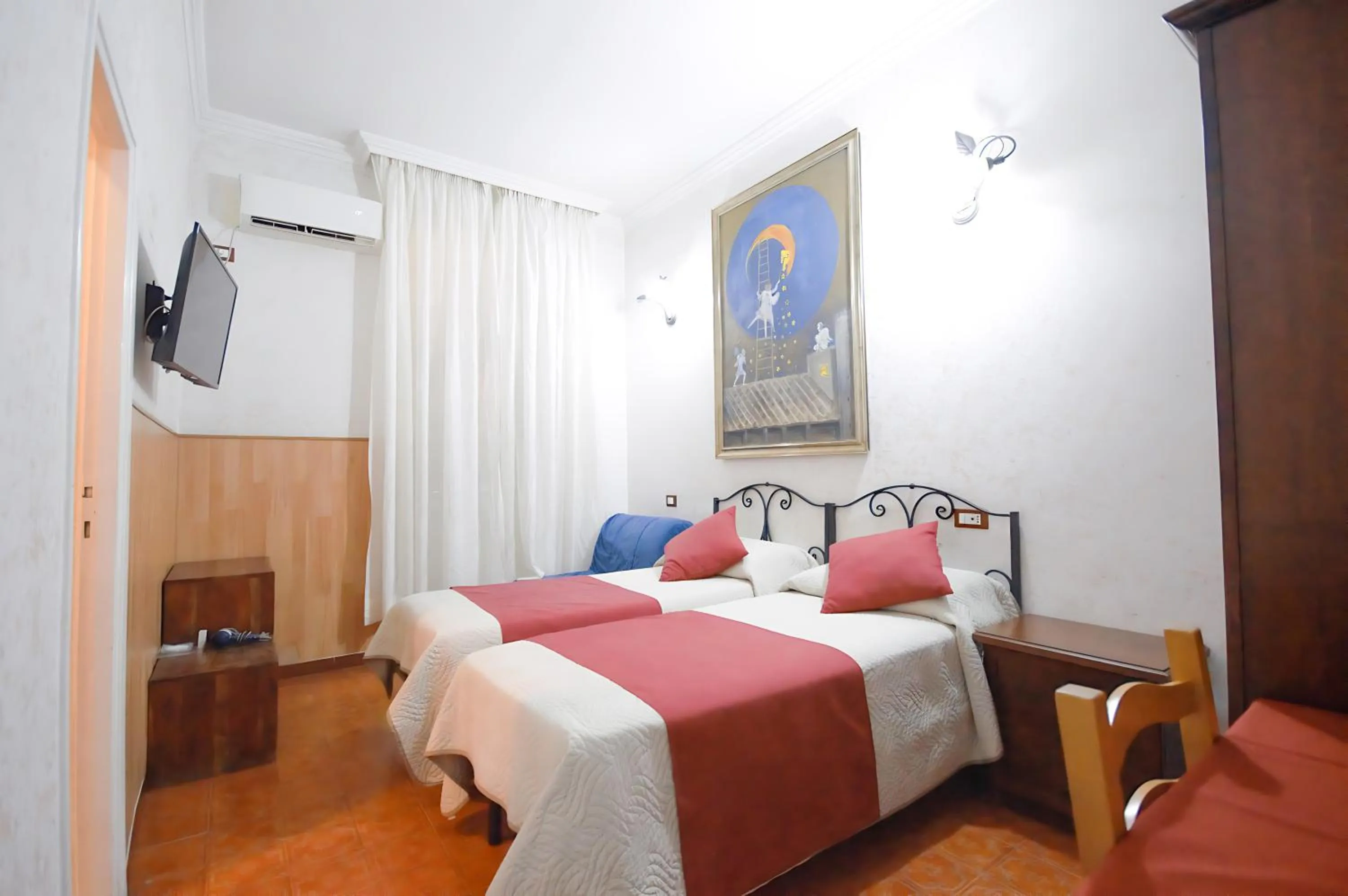 Double or Twin Room with Private Bathroom in Hotel Alexis