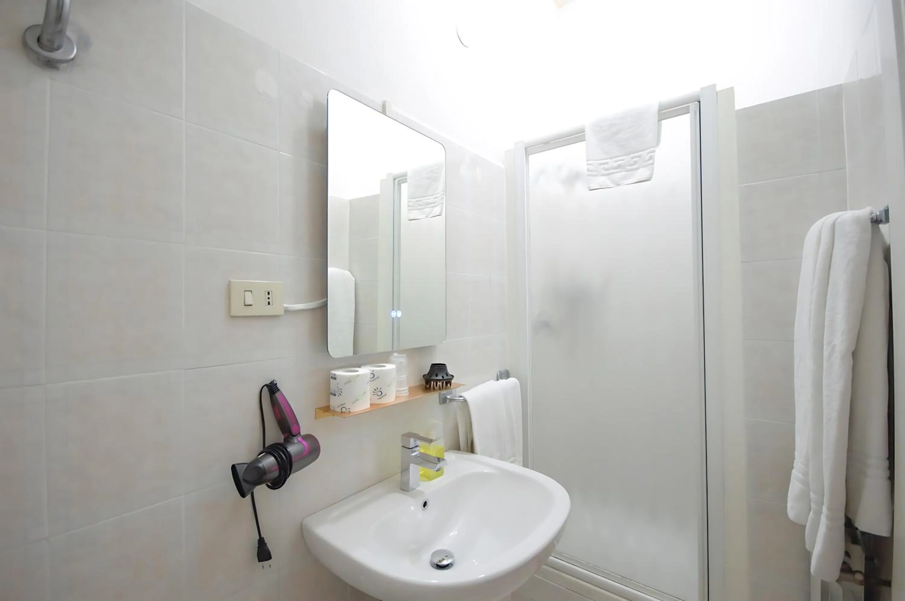 Triple Room with Private Bathroom in Hotel Alexis