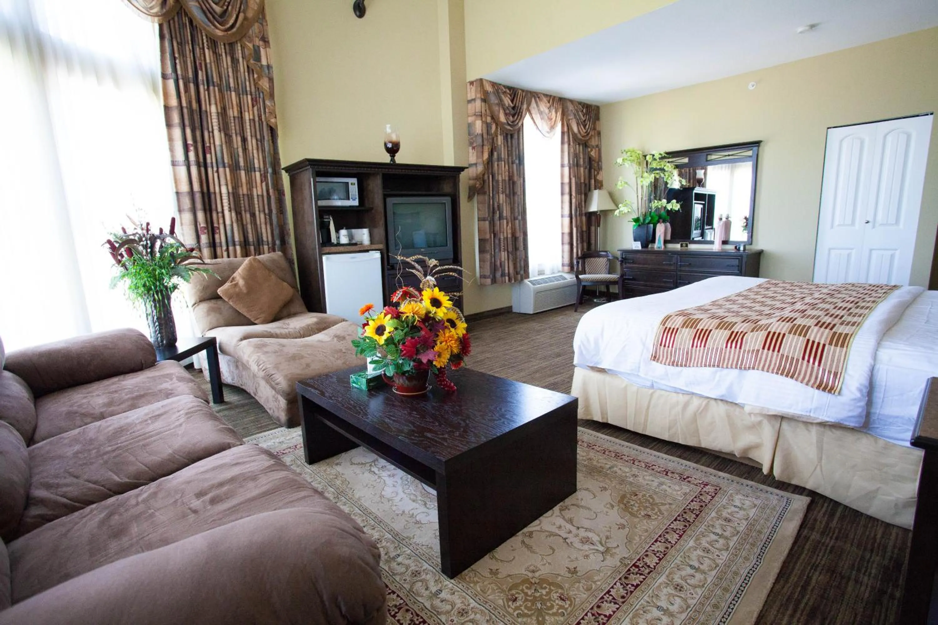 King Suite with Spa Bath- Non-Smoking in Days Inn by Wyndham Surrey