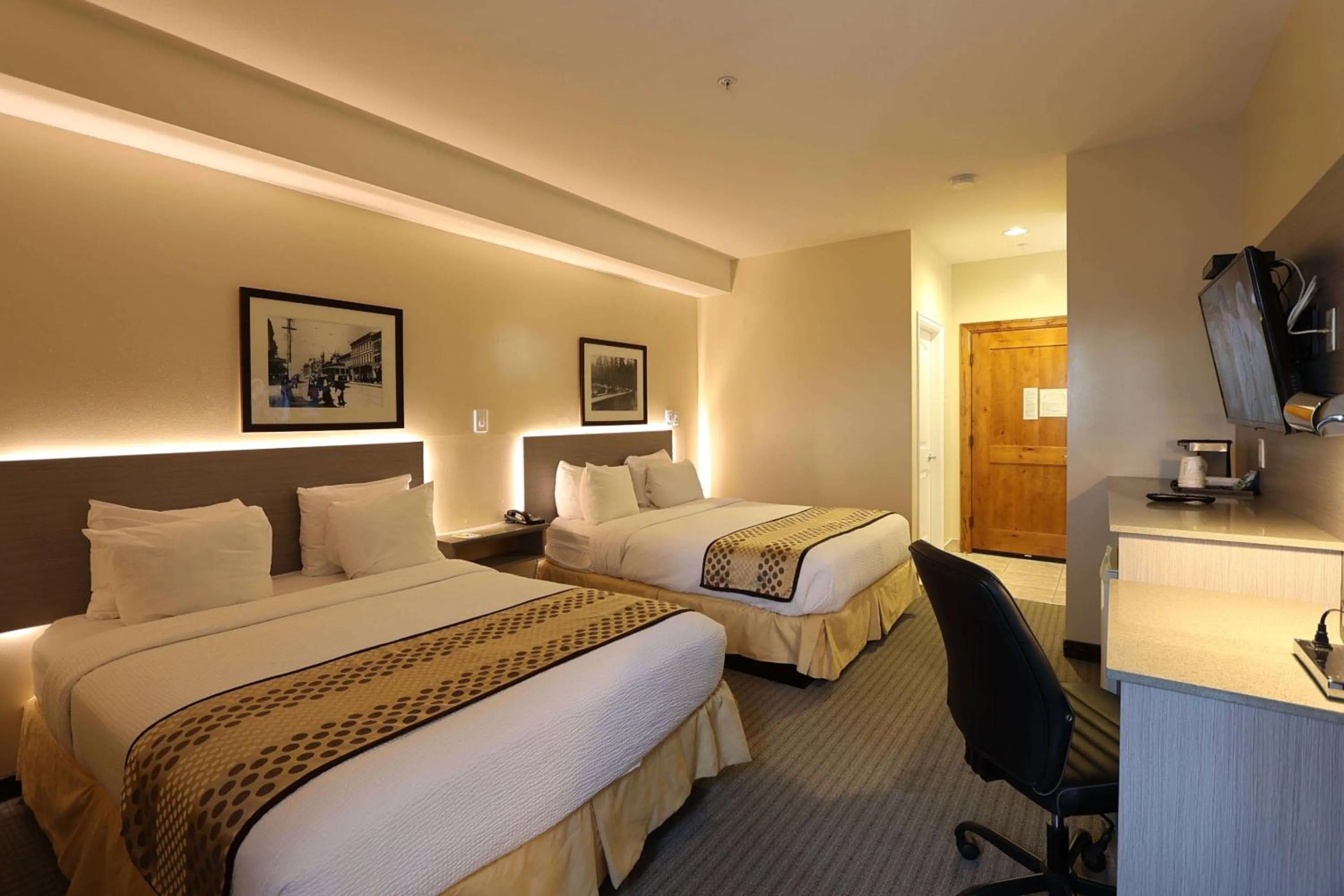 Queen Room with Two Queen Beds - Non-Smoking in Days Inn by Wyndham Surrey