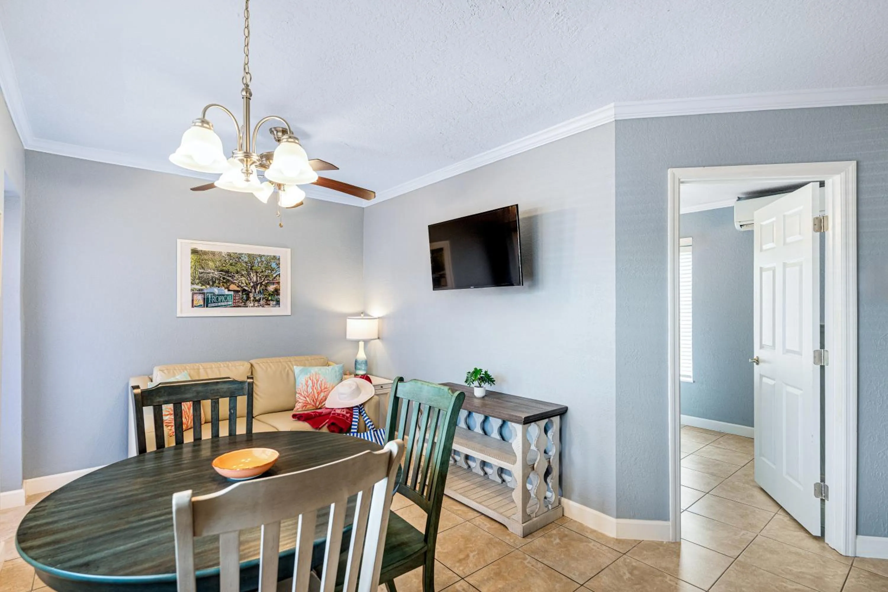 Superior Queen Suite in Tropical Beach Resorts - Sarasota