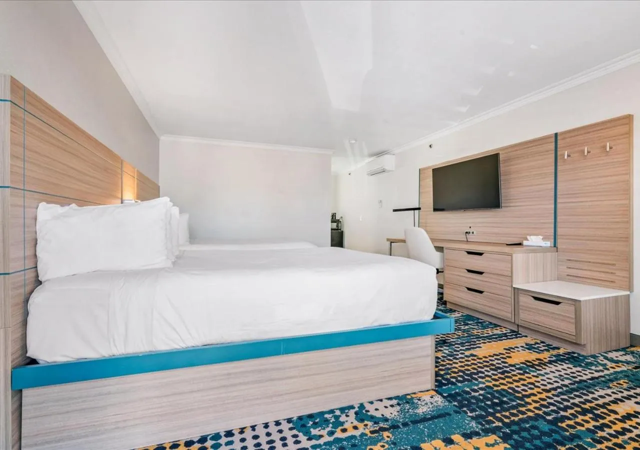 Queen Room with Two Queen Beds with Ocean View in Pacific Shores Inn - Morro Bay