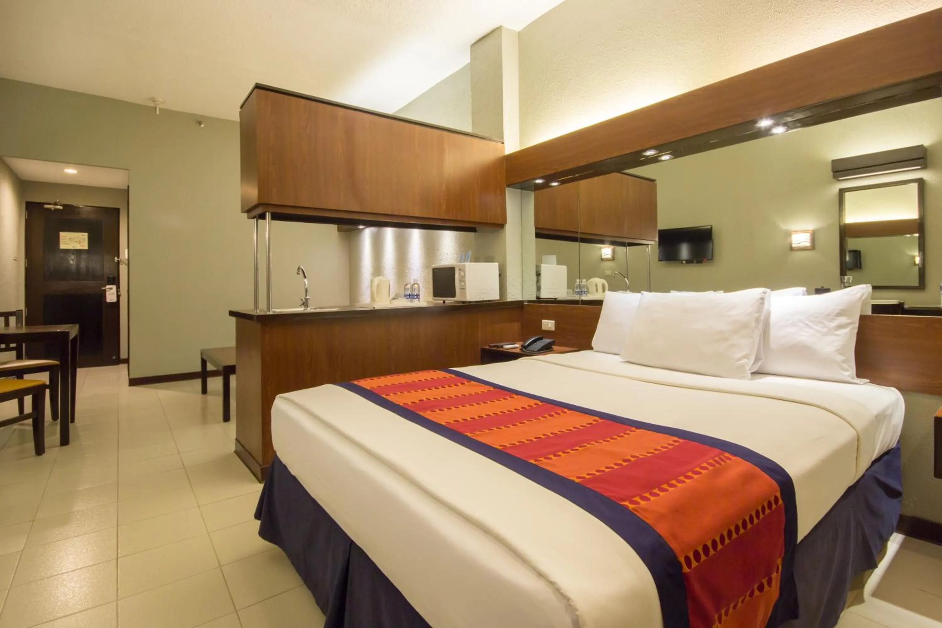 Queen Suite - Non-Smoking in Microtel by Wyndham Eagle Ridge