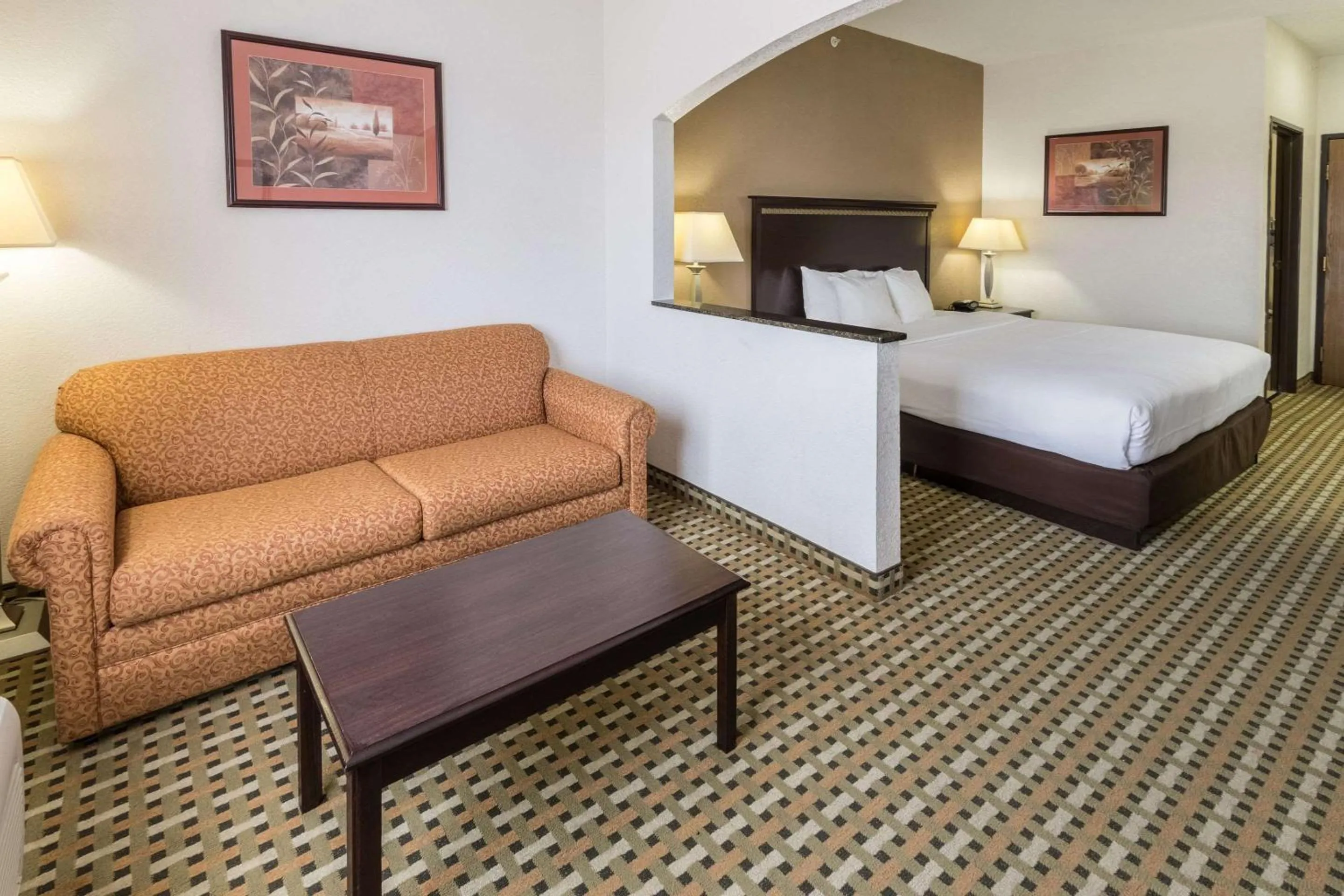 King Suite - Whirlpool - Non-Smoking  in Quality Suites Burleson - Ft Worth