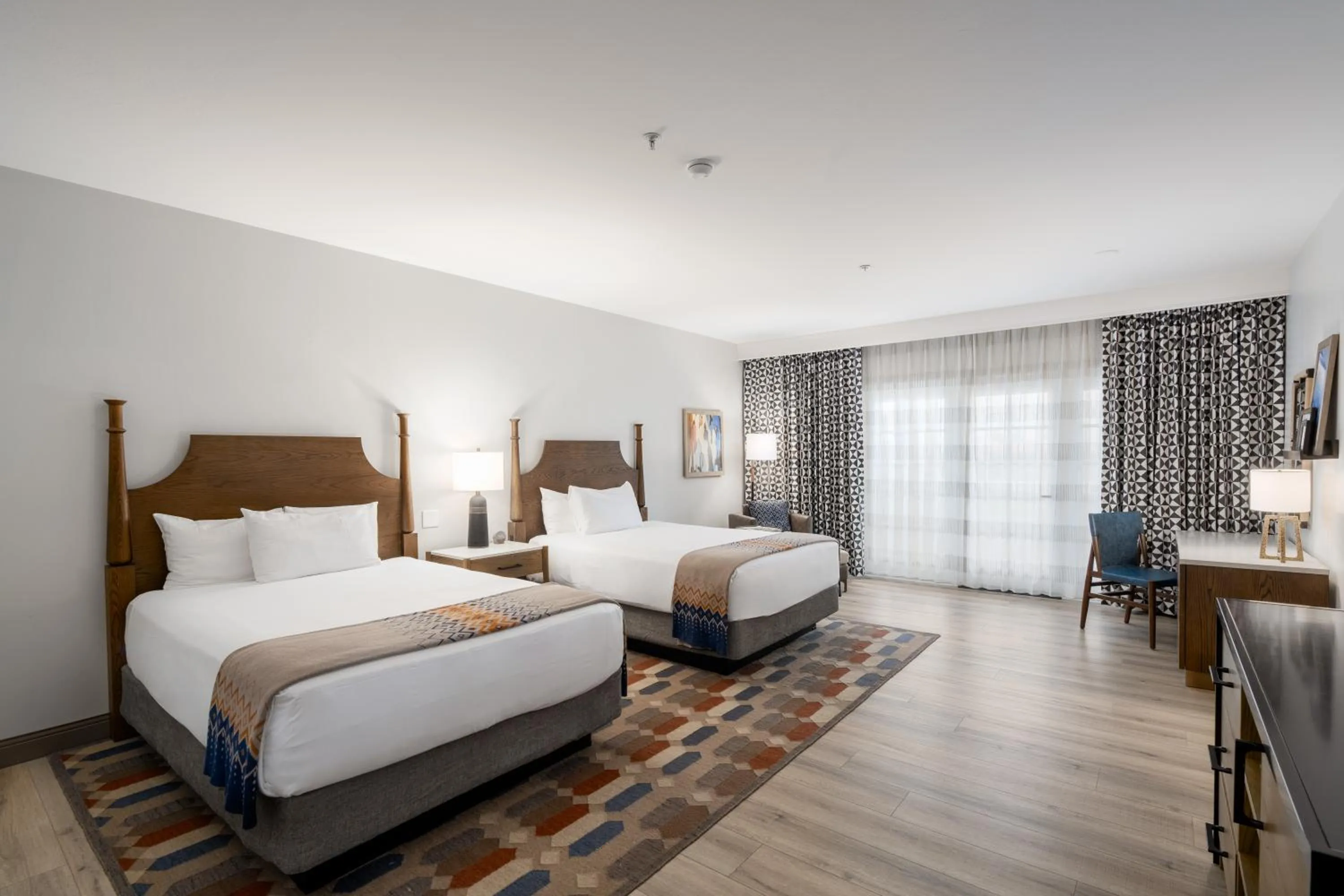 Oasis 2 Queens in The Wigwam