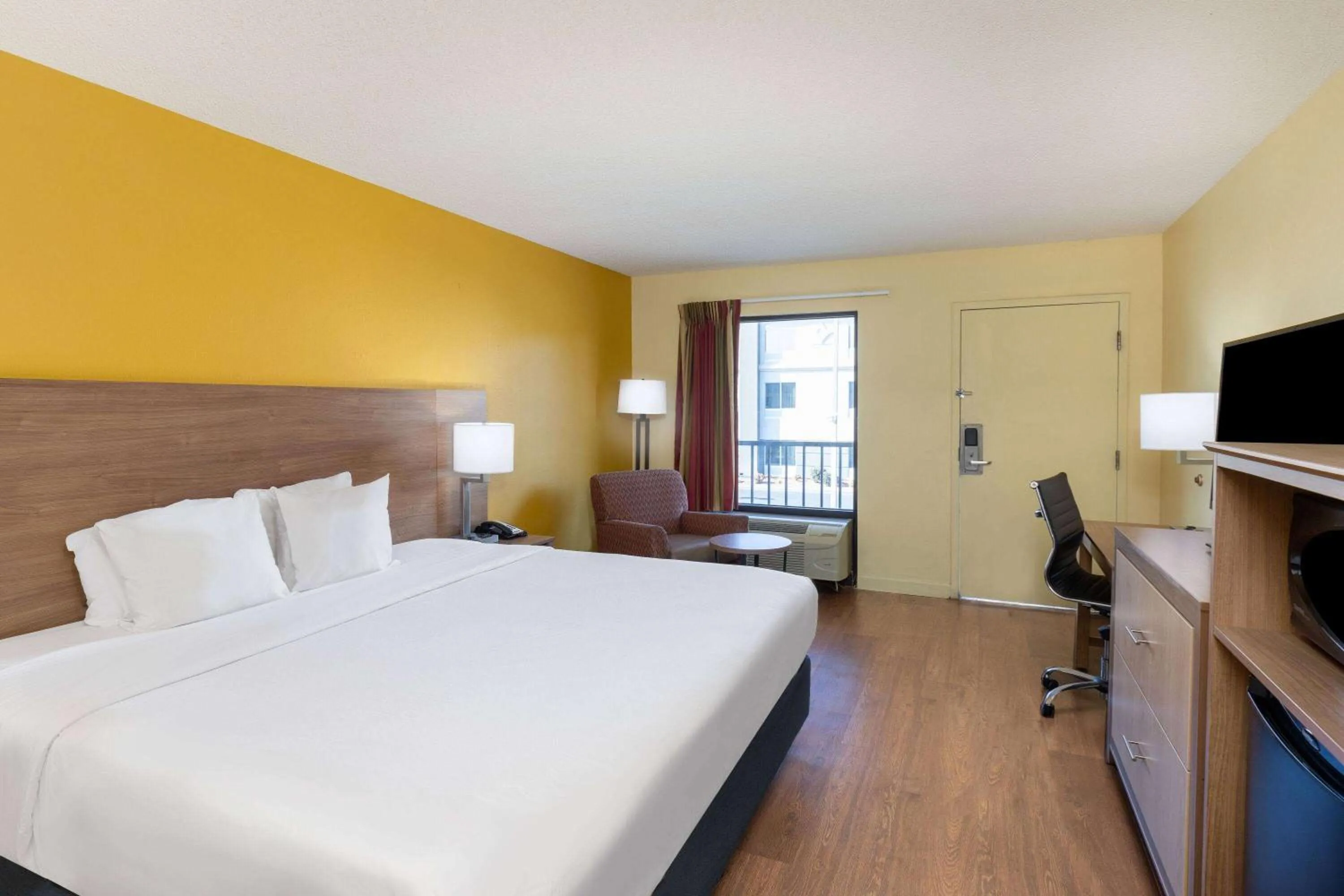 1 King Bed, One-Bedroom, Suite, Non-Smoking in Days Inn by Wyndham Florence/I-95 North