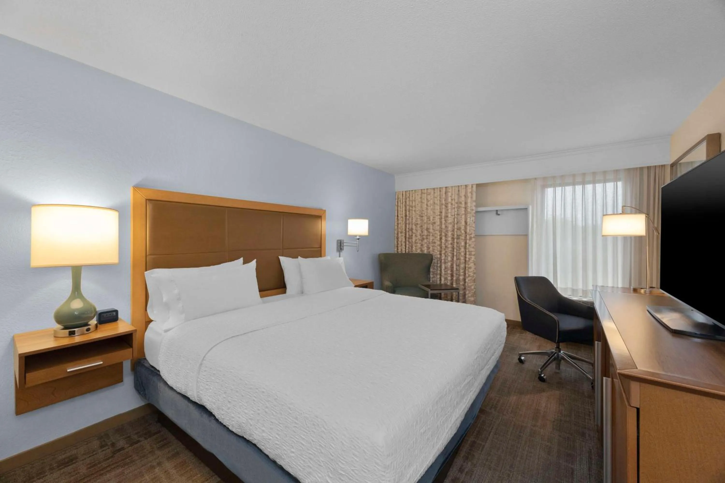 King Room in Hampton Inn by Hilton Milford