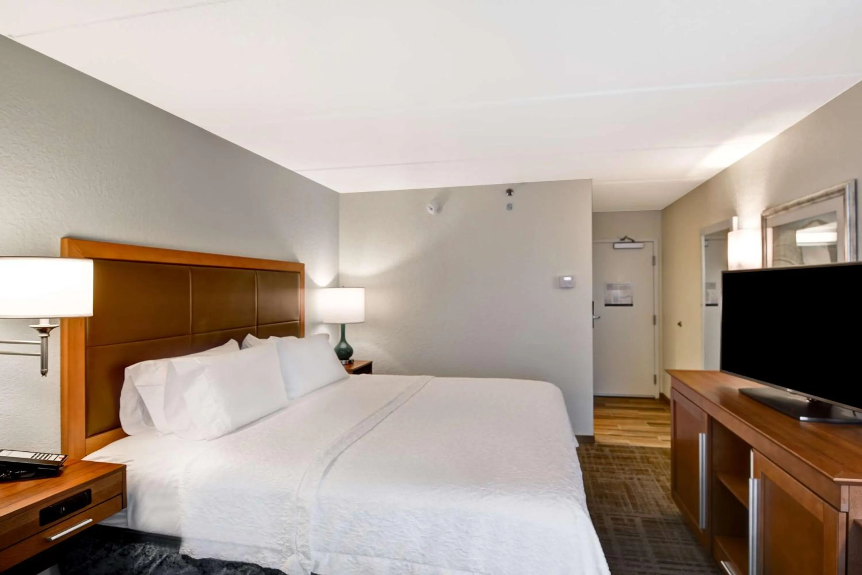 King Room - Hearing Access in Hampton Inn by Hilton Milford