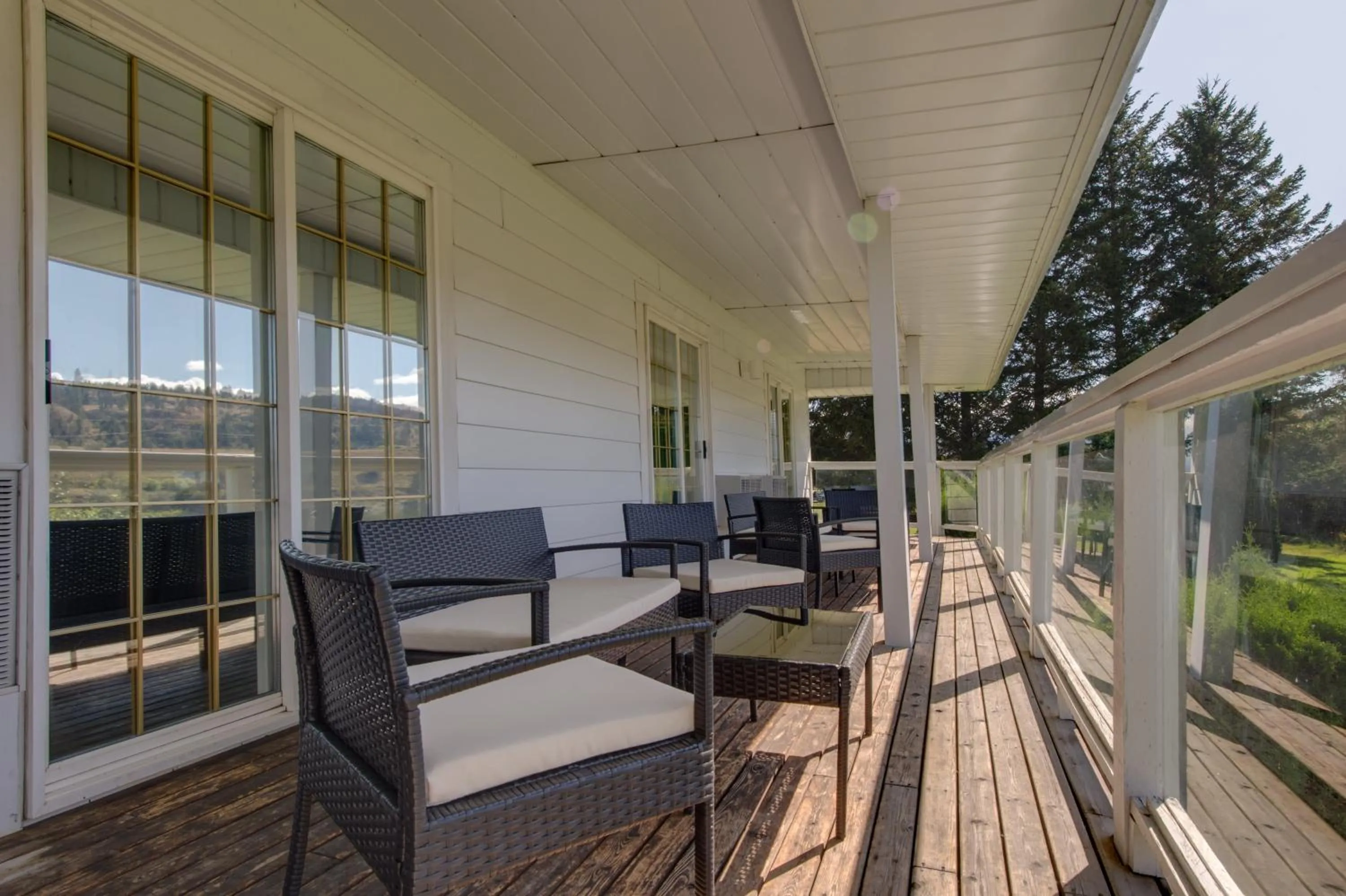 King Romance Room- River View in South Thompson Inn & Conference Centre