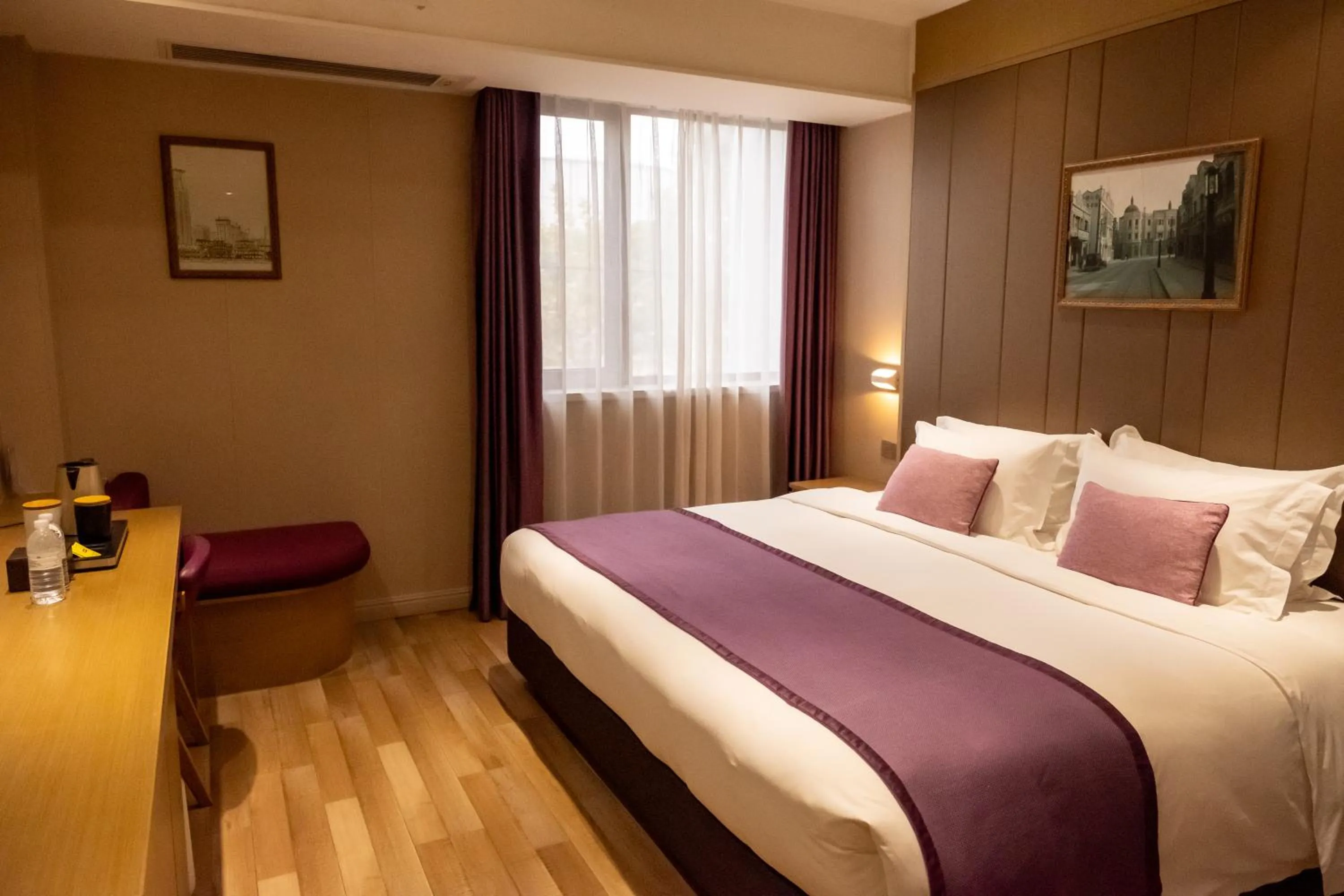 Business King Room in SHANGHAI-DECO Hotel-Free shuttle bus from Pudong Airport and Disneyland