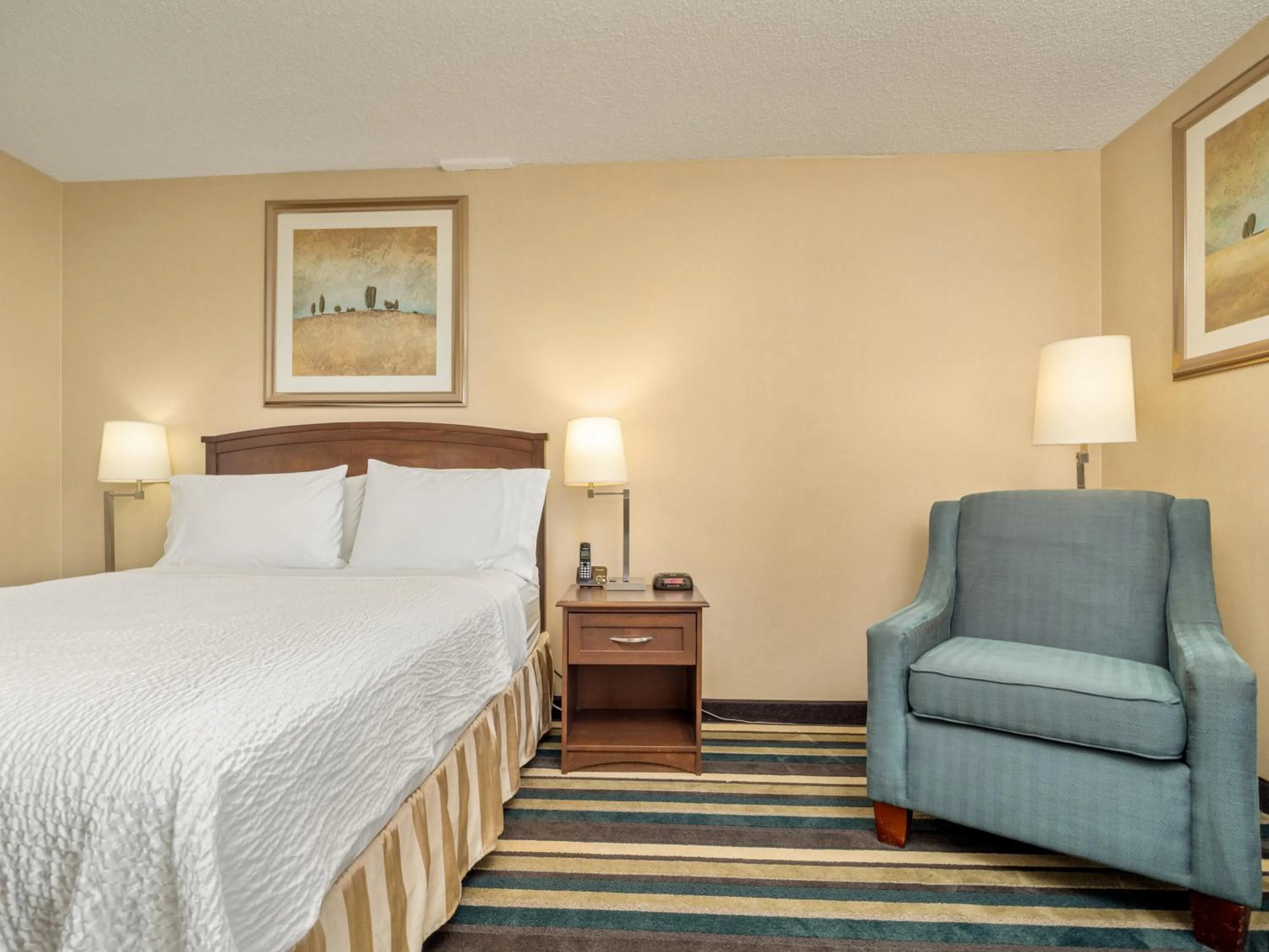 Standard Queen Room in Holiday Inn Conference Centre Edmonton South by IHG